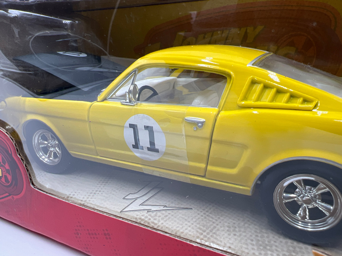 Johnny Lightning 1:24 Scale White Lightning Chase Muscle Cars R39 1965 Ford Mustang Yellow VHTF