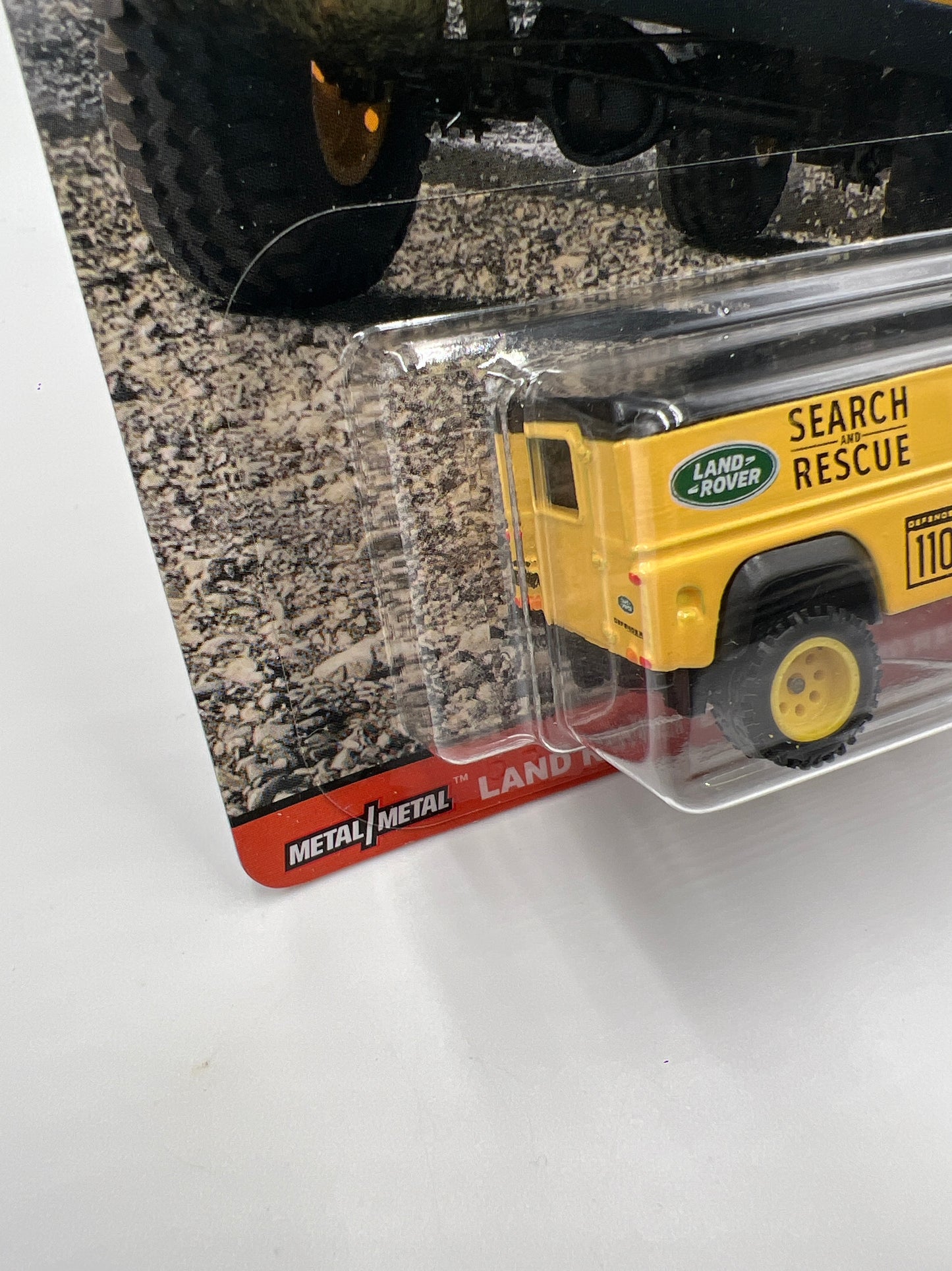 2020 Hot Wheels Wild Terrain #4 Land Rover Defender 110 Hard Top Yellow 256B