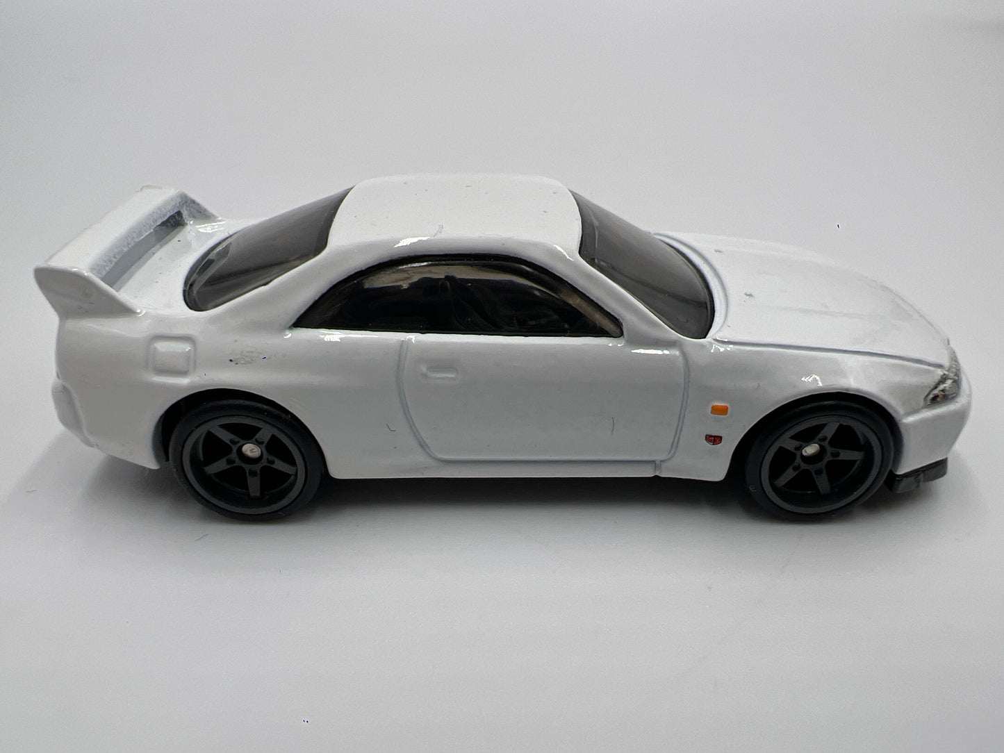 Hot Wheels 1/64 Premium Diorama Set Nissan Skyline GT-R R33 White Loose