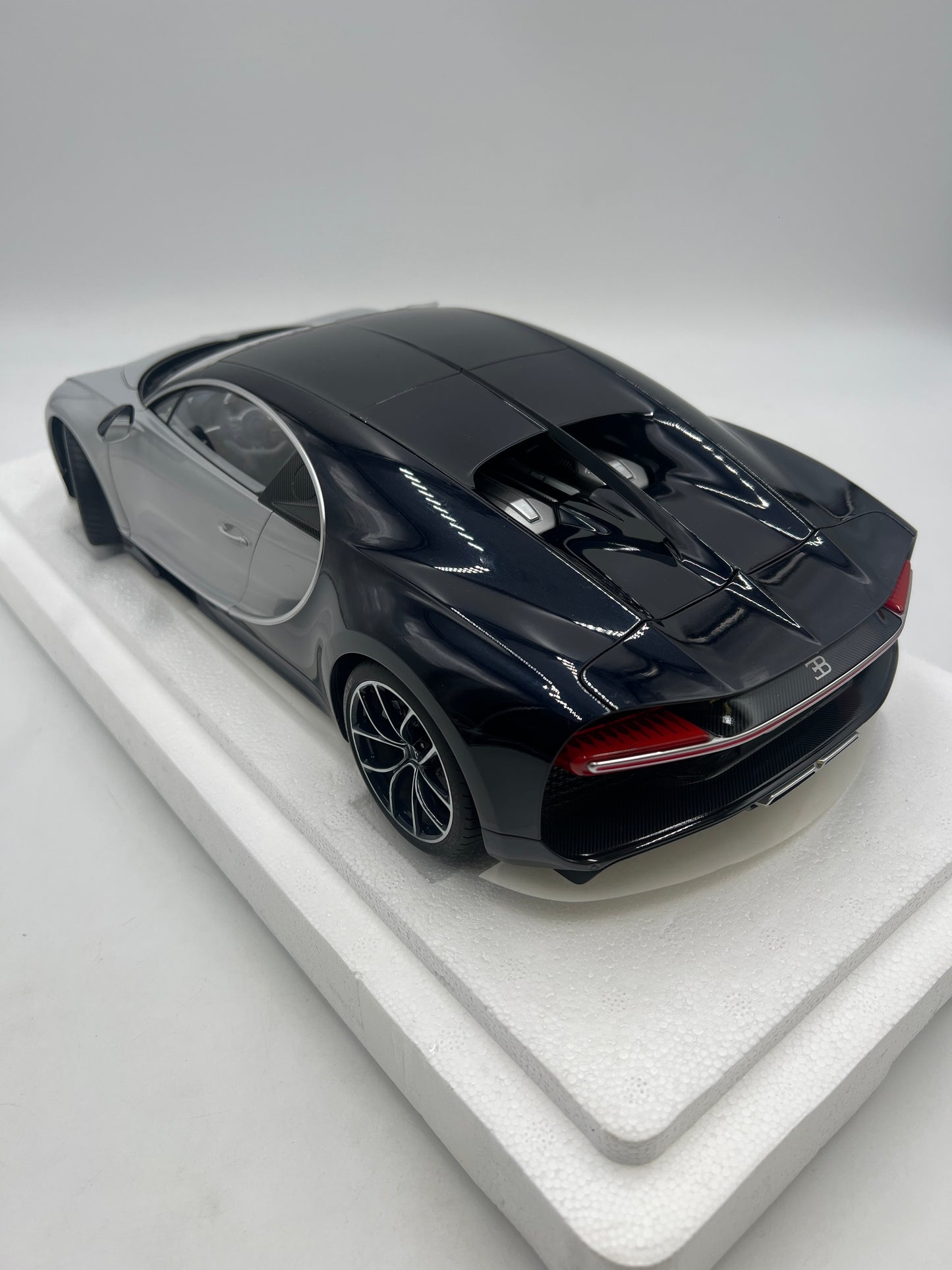 VHTF AutoArt Limited 1/12 Scale Bugatti Chiron New With Box *Outer Box Has Damage*