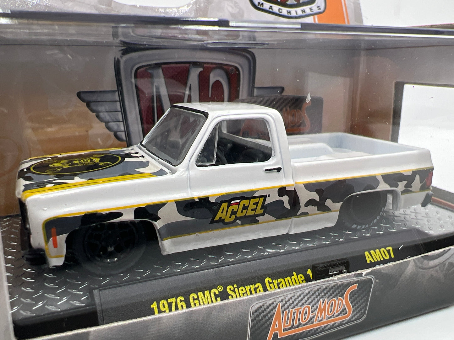 M2 Machines Auto-Mods Accel 1976 GMC Sierra Grande White AM07