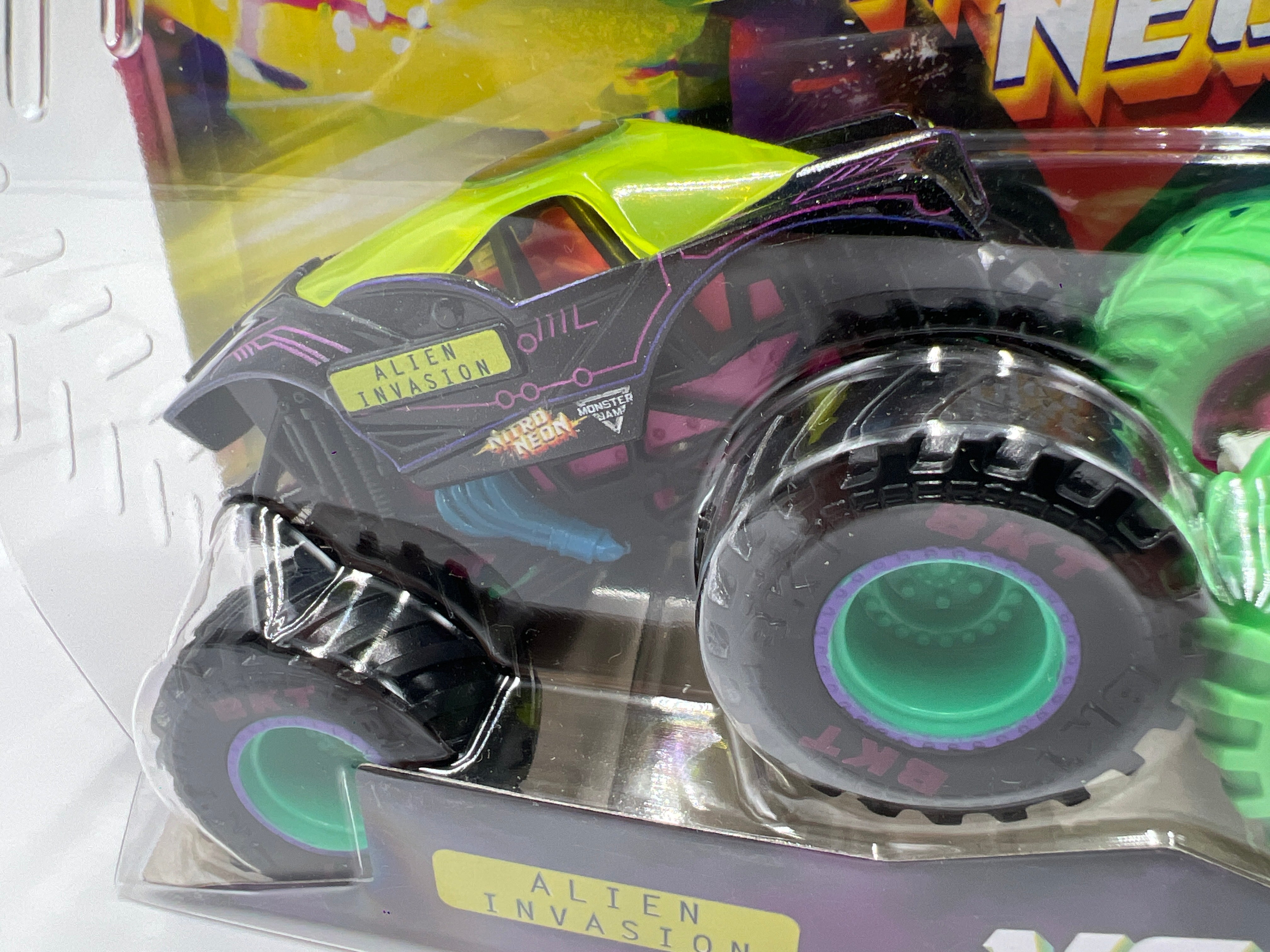 エイリアン 虹色フィギュア フランクリン ミント Monster Jam Nitro Neon Series 2 Walmart Exclusive Alien Invasion