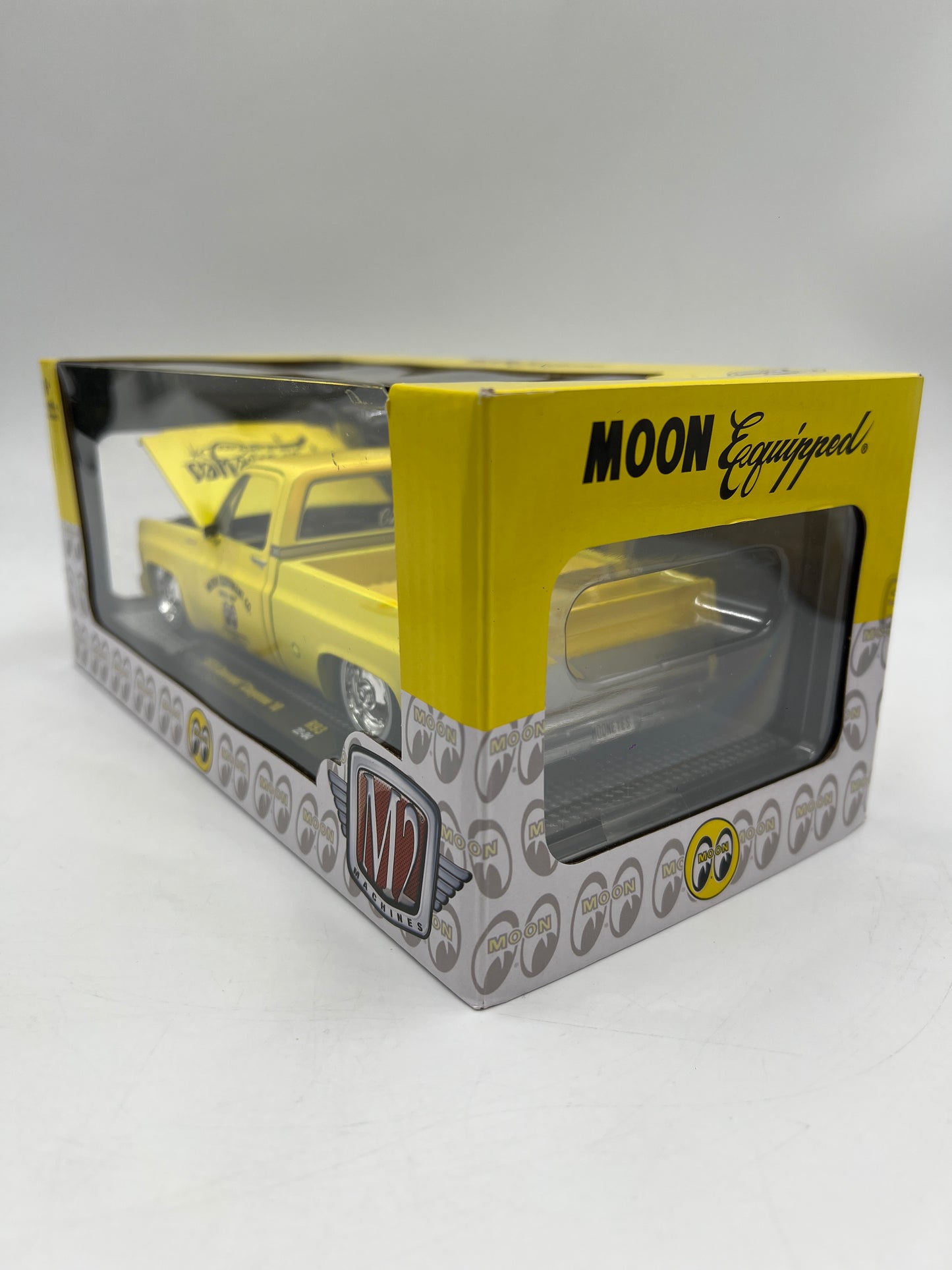 M2 Machines 1/24 Moon Equipped 1973 Chevrolet Cheyenne 10 Mooneyes Yellow R93