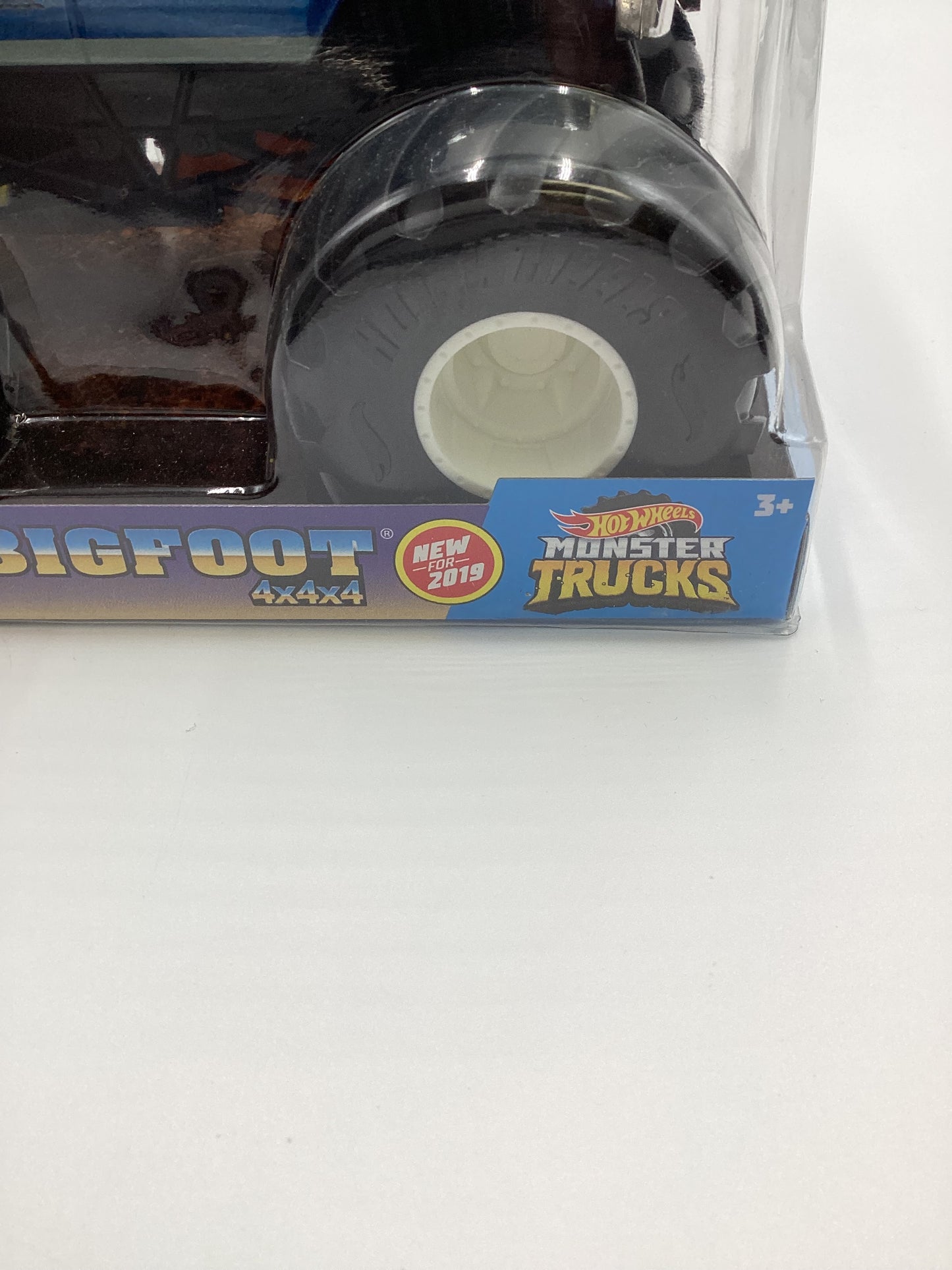 2019 Hot Wheels Monster Trucks Giant Wheels Bigfoot 4x4x4