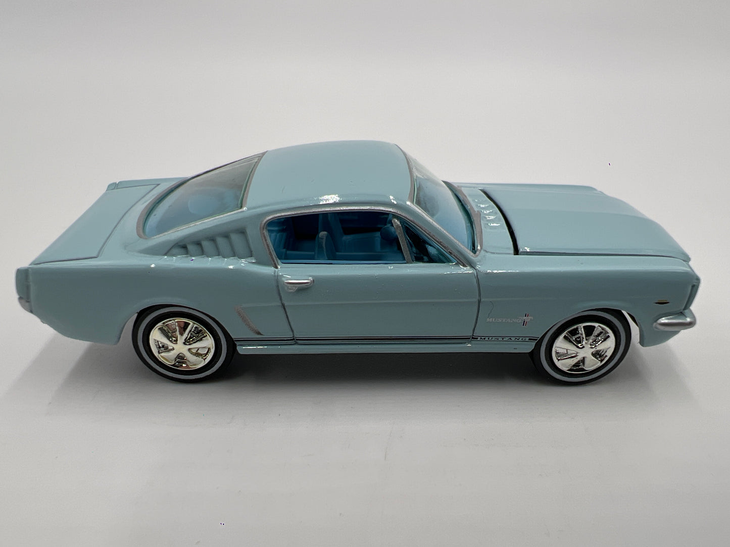 Johnny Lightning 1/64 1965 Ford Mustang Light Blue