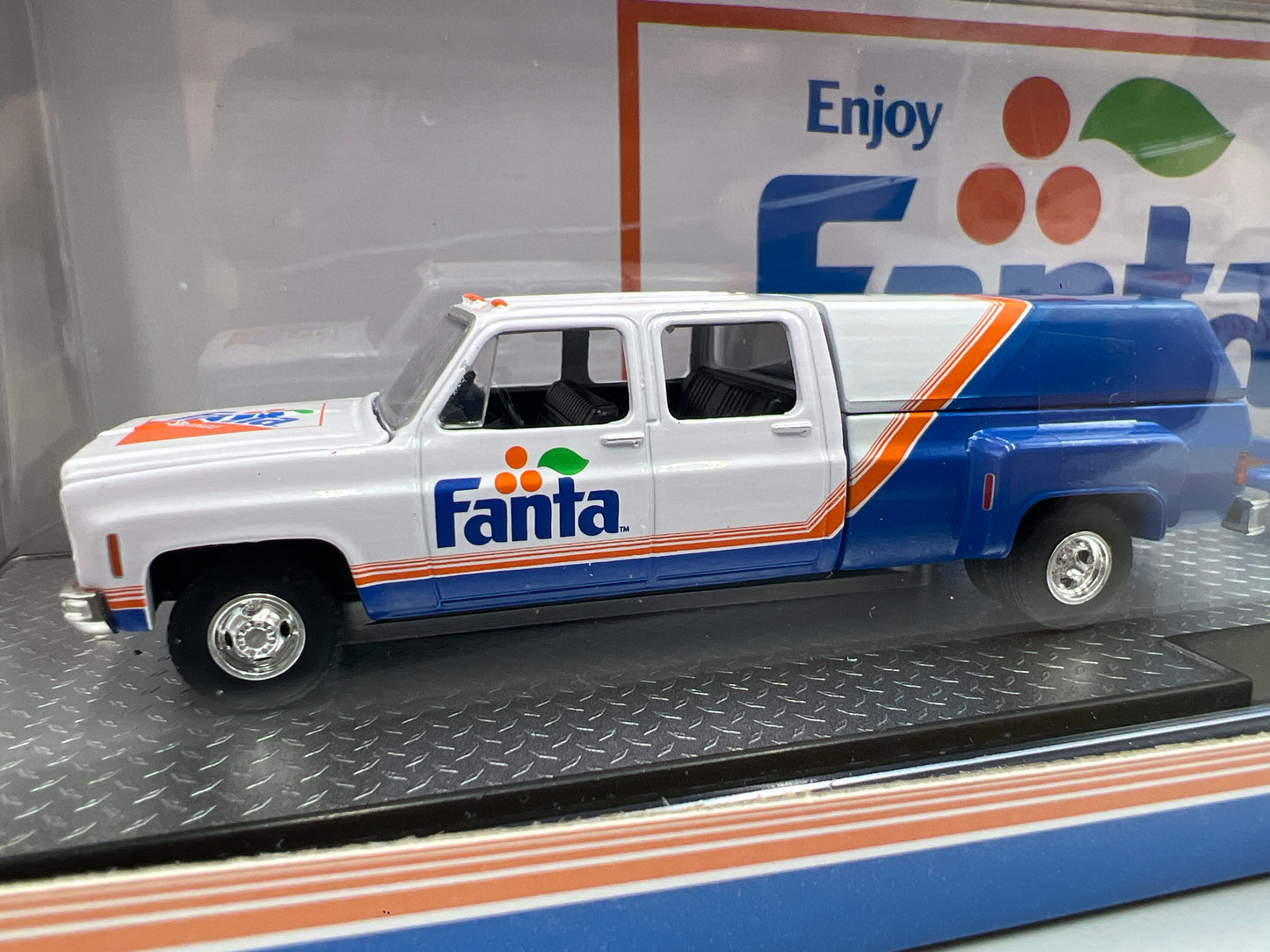 M2 Machines Auto Haulers Fanta 1973 GMC Sierra 3500 & 1973 GMC Jimmy Sierra S02
