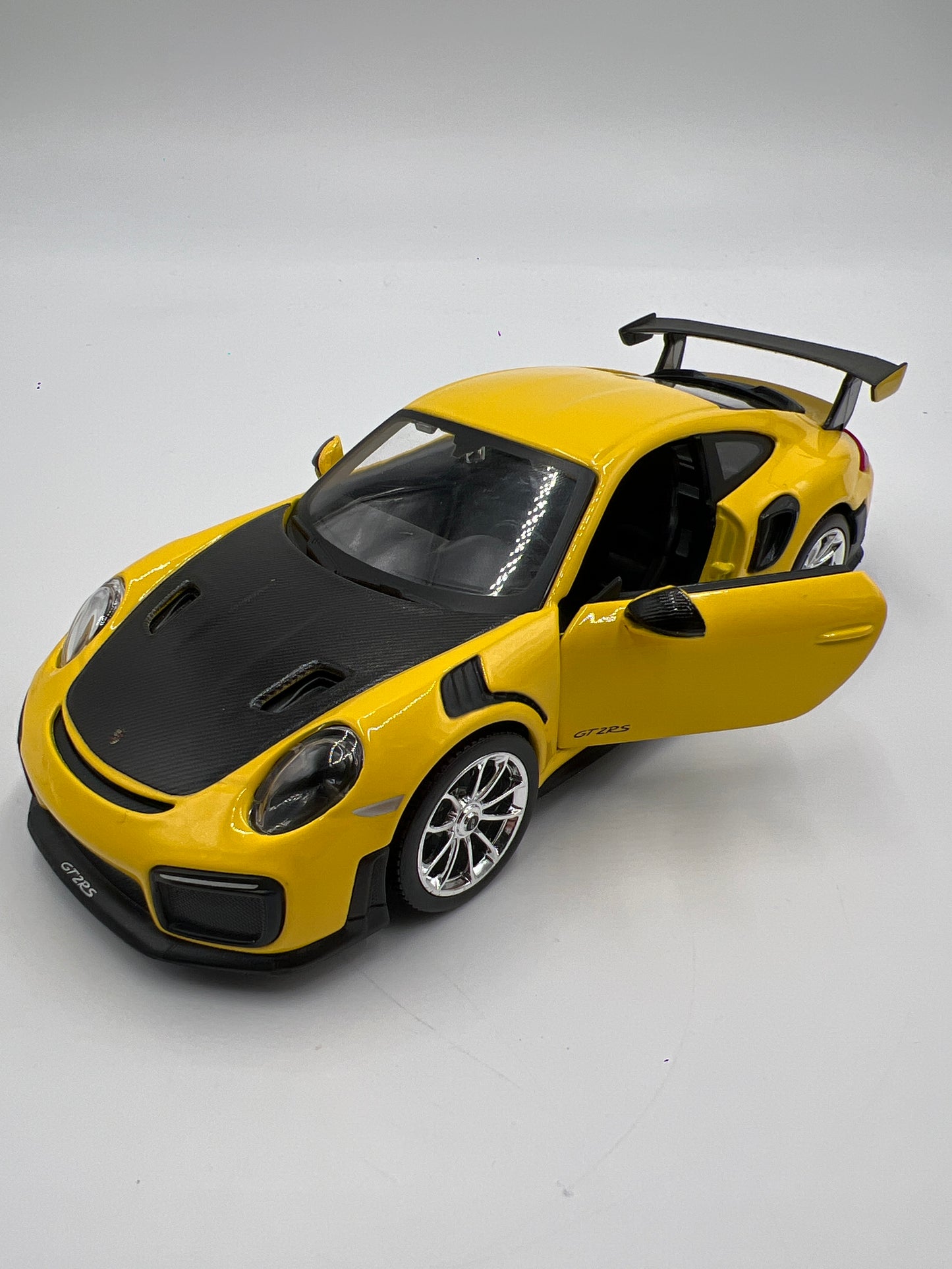 Maisto 1/24 Scale Model Kits 2018 Porsche 911 GT2 RS Yellow Loose