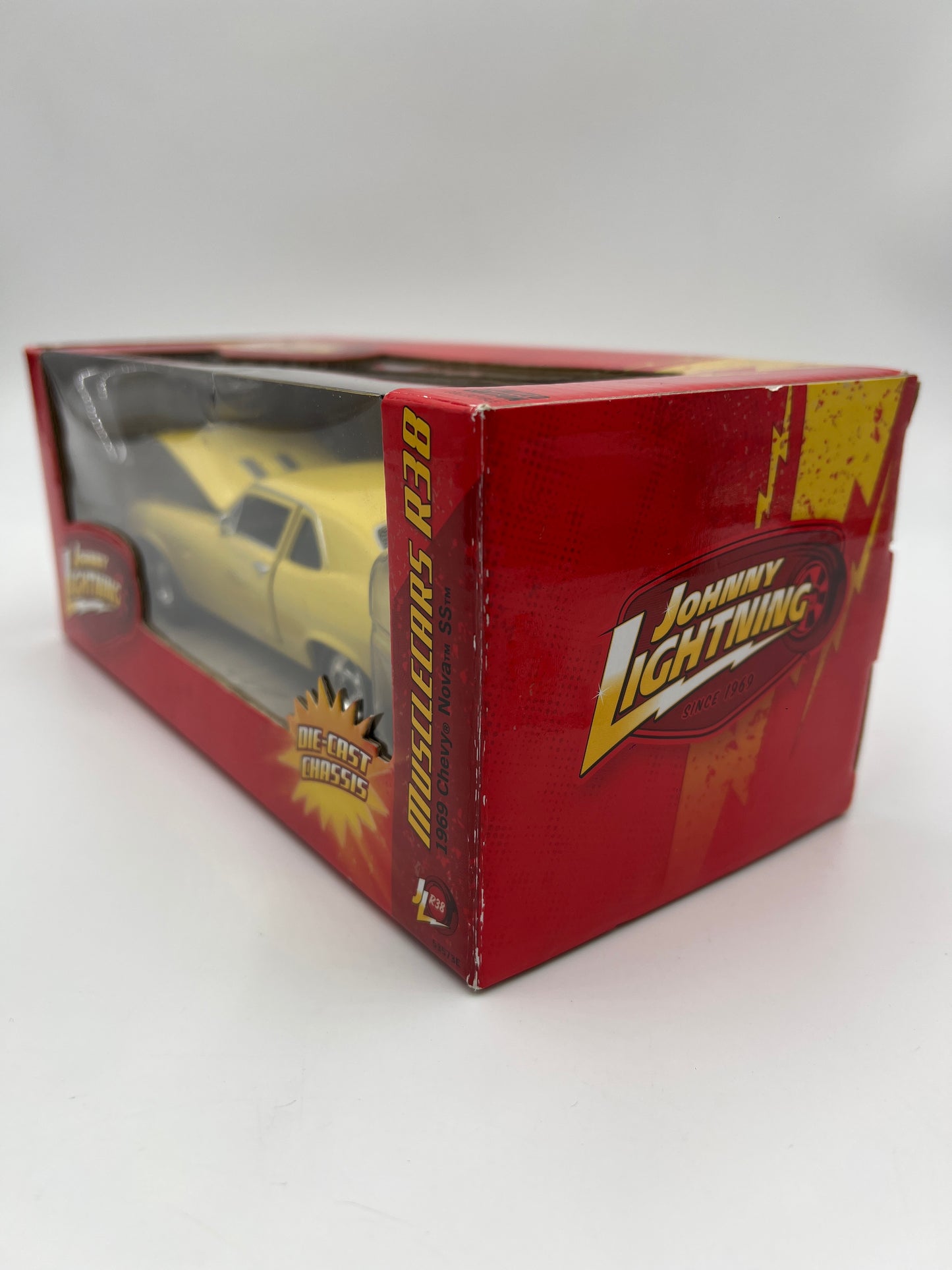 Johnny Lightning 1:24 Scale White Lightning Chase Muscle Cars R38 1969 Chevy Nova SS Yellow VHTF
