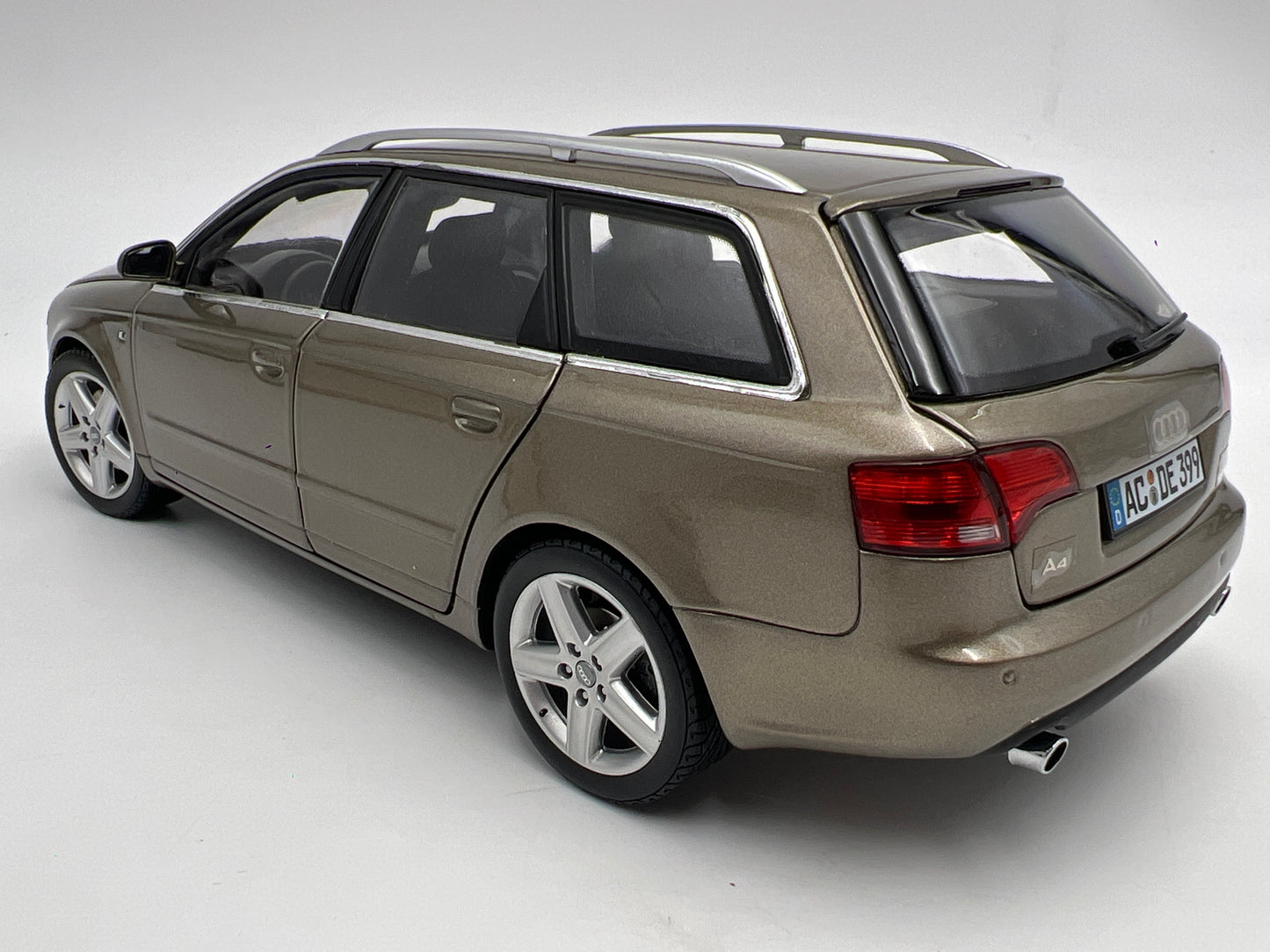 Minichamps 1:18 Scale 2005 Audi A4 Avant Beige Metallic Exceptional Detail W/Box See Desc