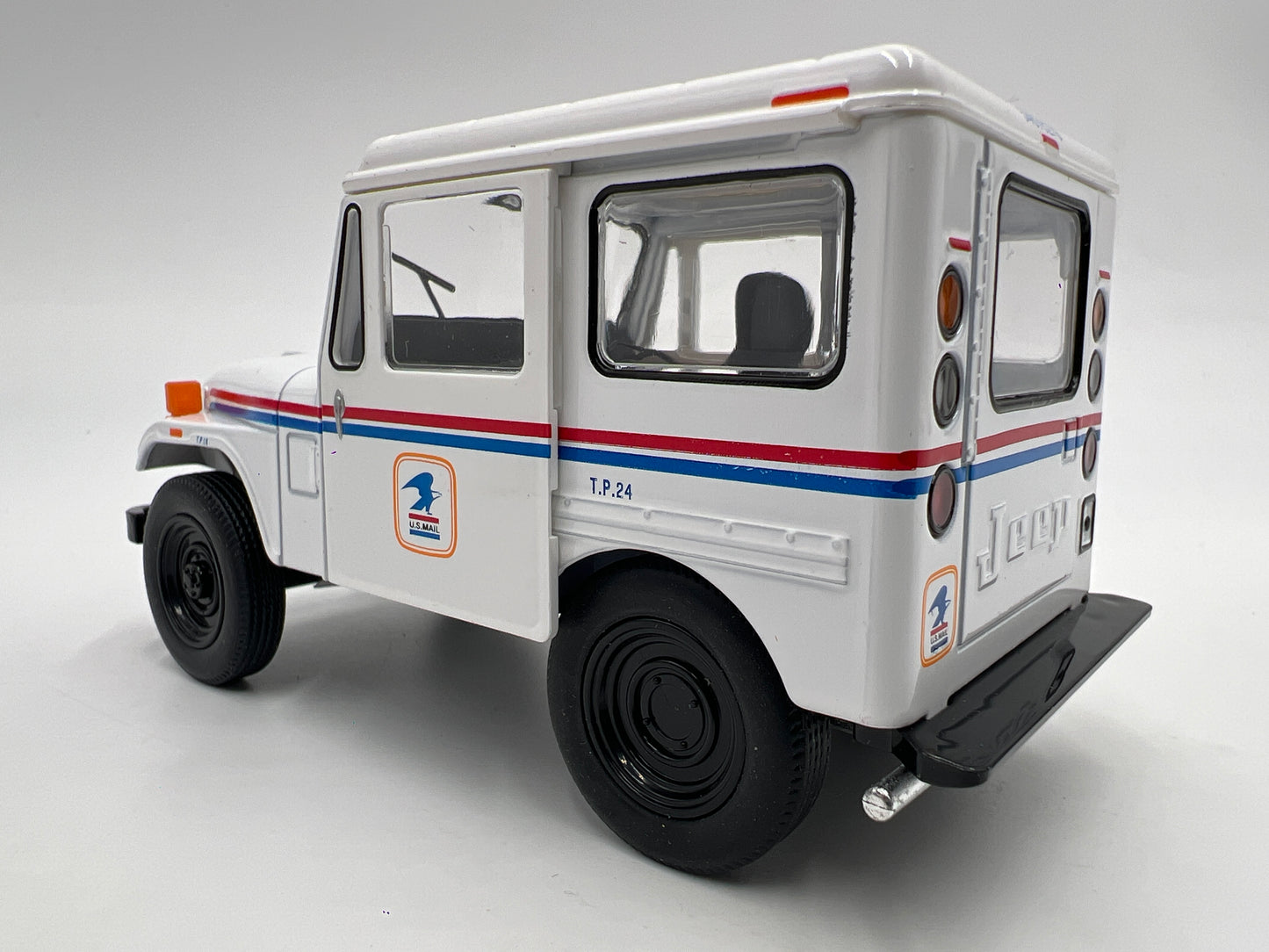 Kinsmart 1/26 Scale US Mail 1971 Jeep DJ-5B White