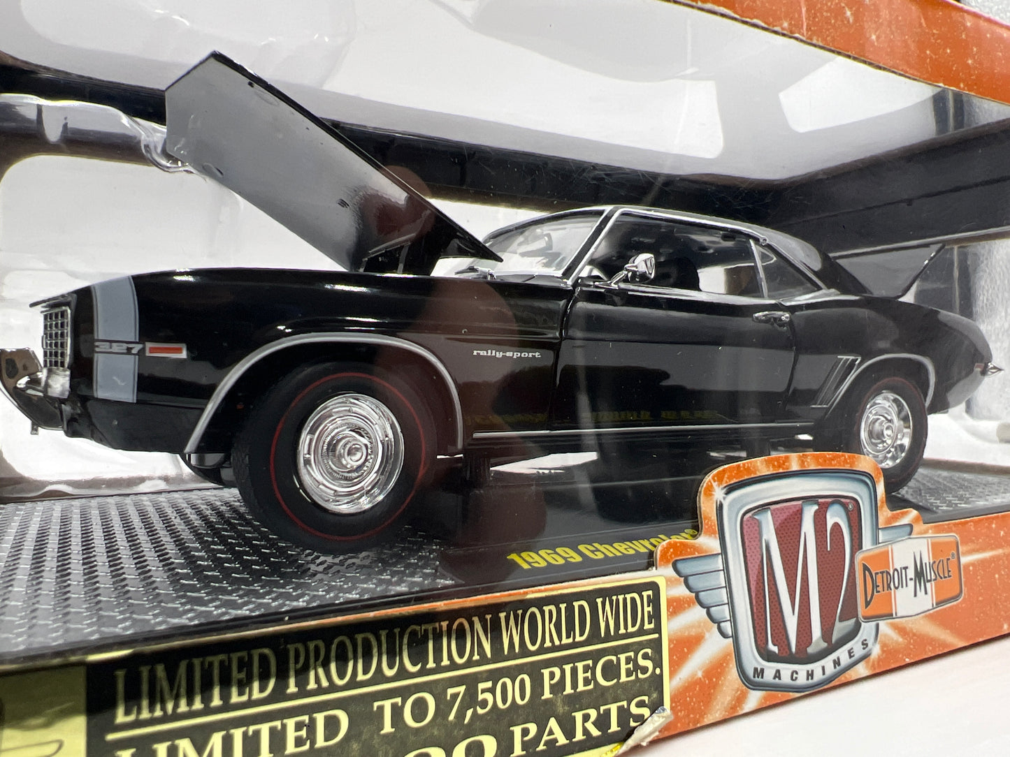 M2 Machines 1/24 Detroit-Muscle 1969 Chevrolet Camaro R/S 327 Black 12-10
