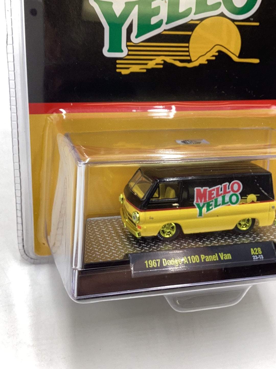 M2 Machines Mello Yellow 1967 Dodge A100 Panel Van A28 CHASE 1/750