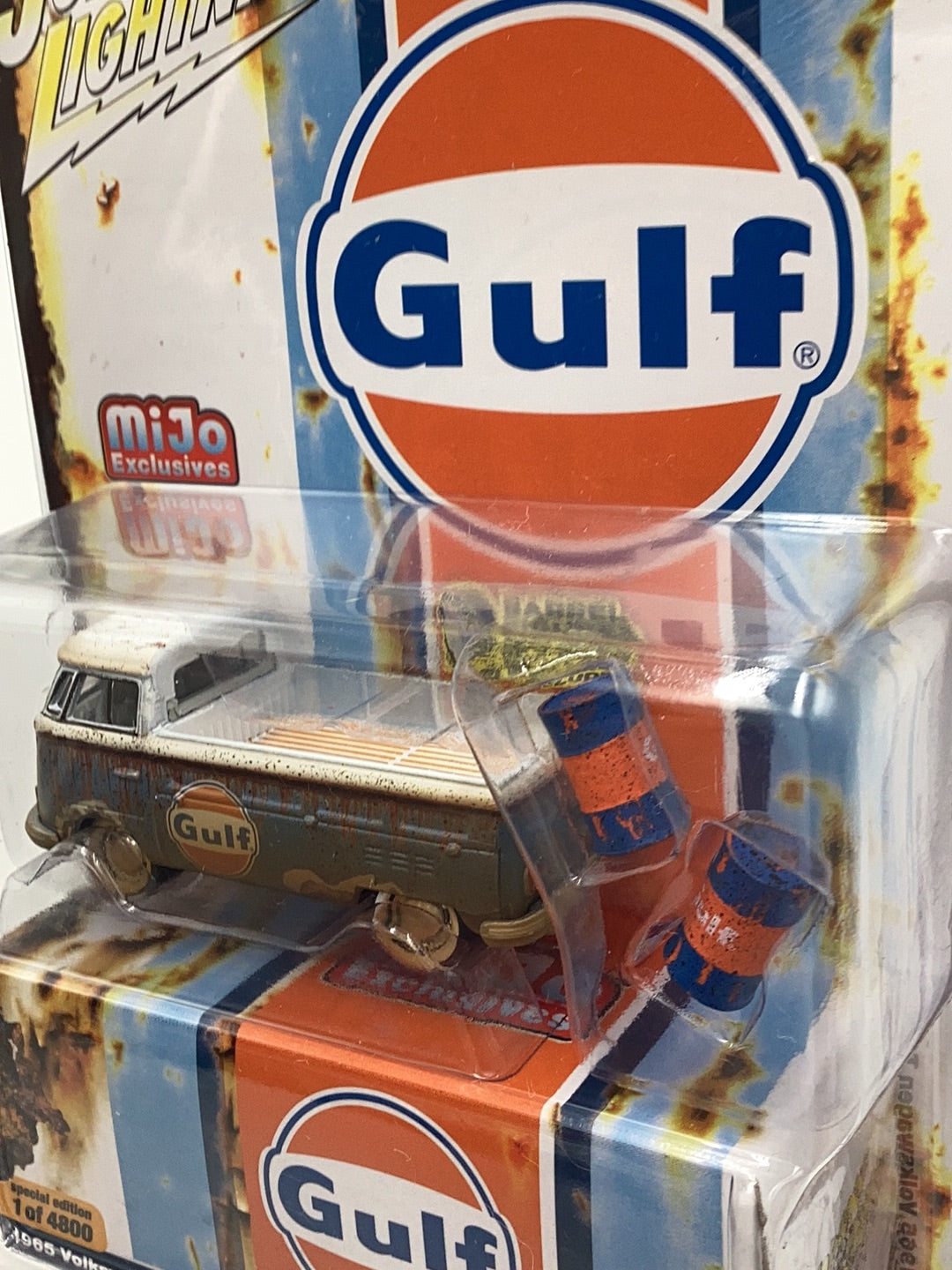 Johnny Lightning 1965 Volkswagen type II Gulf Transporter