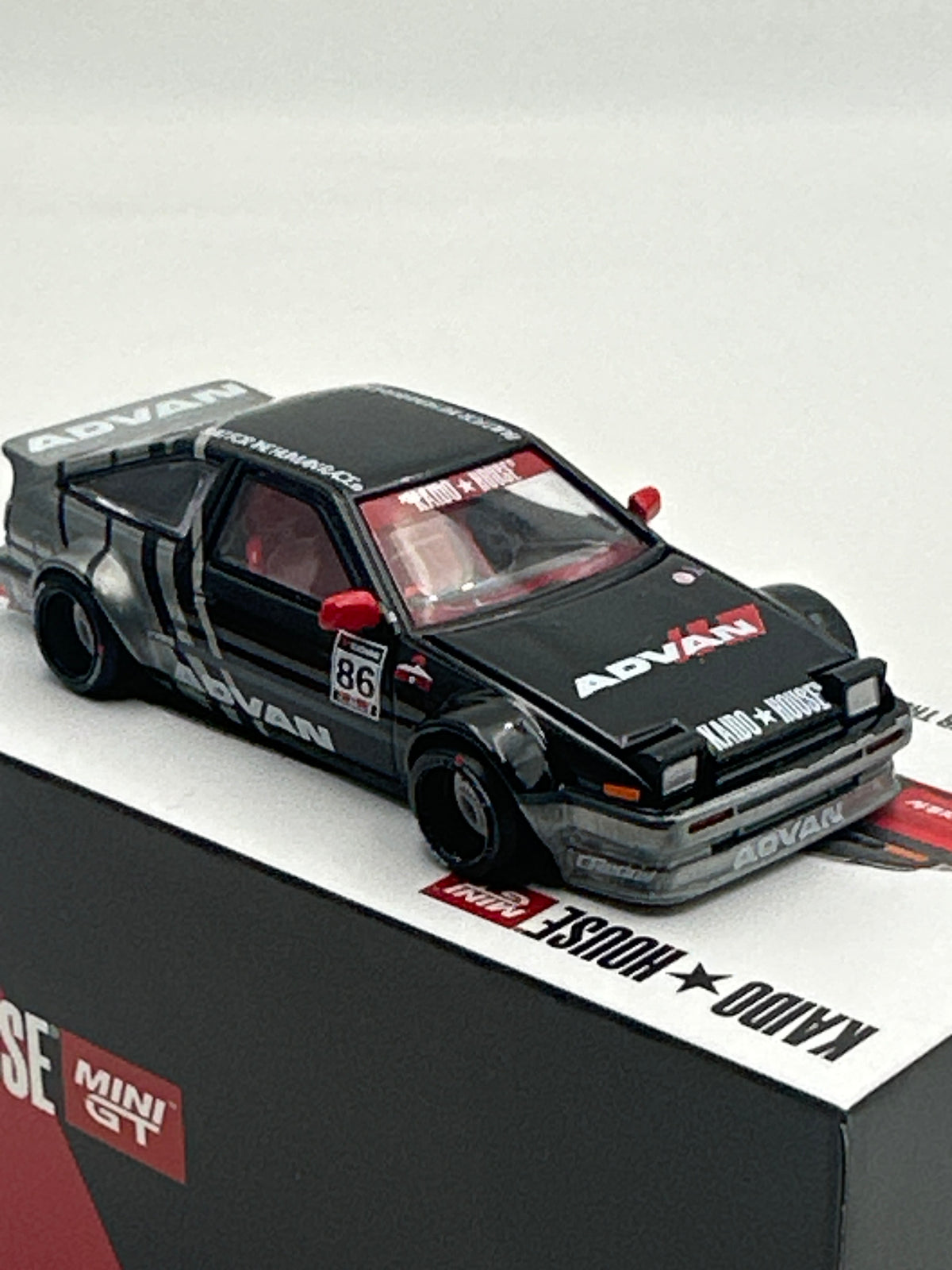Mini GT Kaido House #214 Toyota AE86 Sprinter Trueno Kaido Advan CHASE