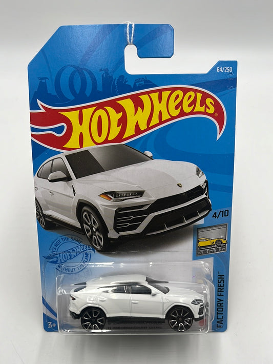 2021 hot wheels #64 17 Lamborghini Urus white 102G