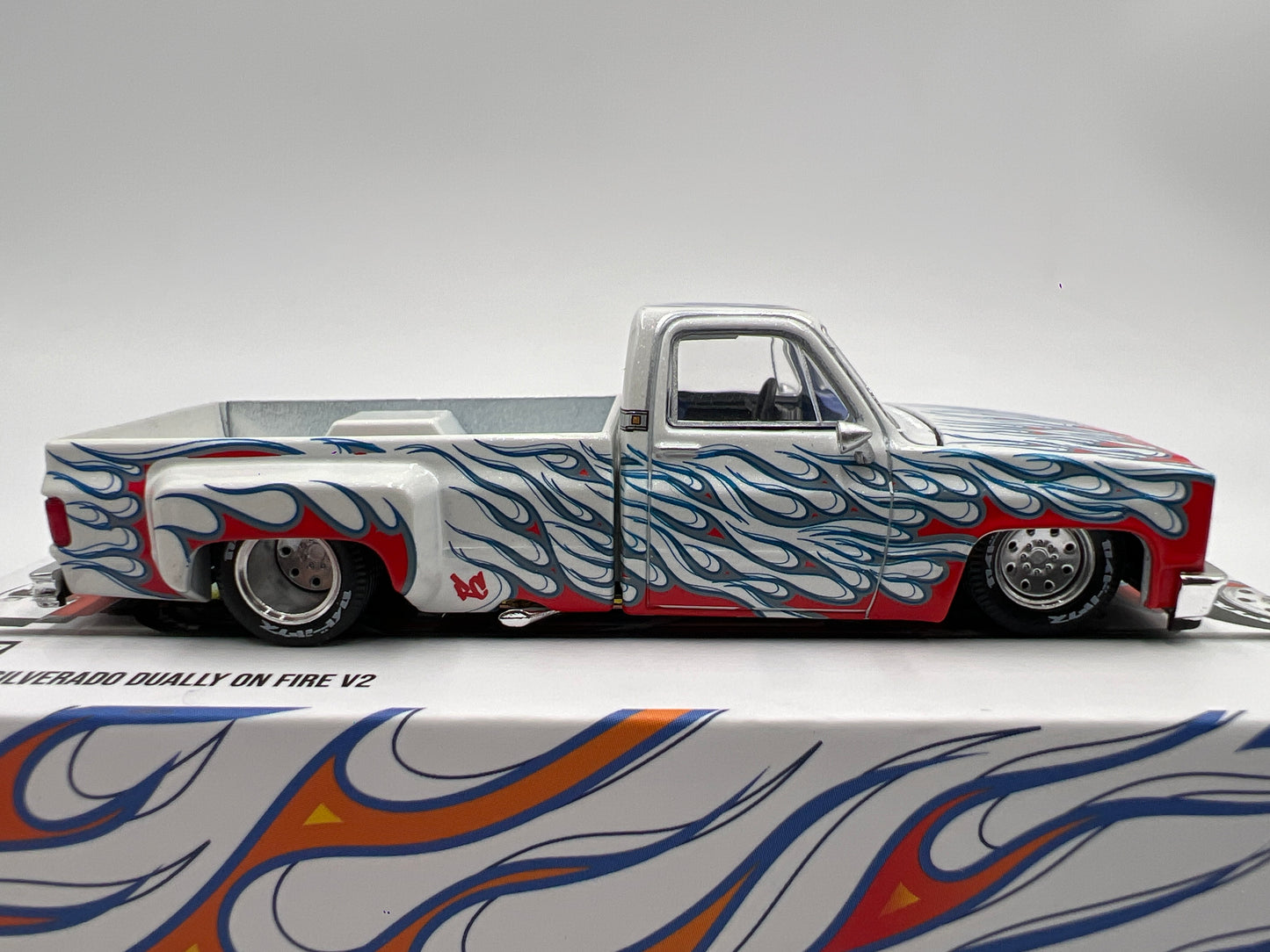Mini GT x Kaido House #157 Chevrolet Silverado Dually On Fire V2 White