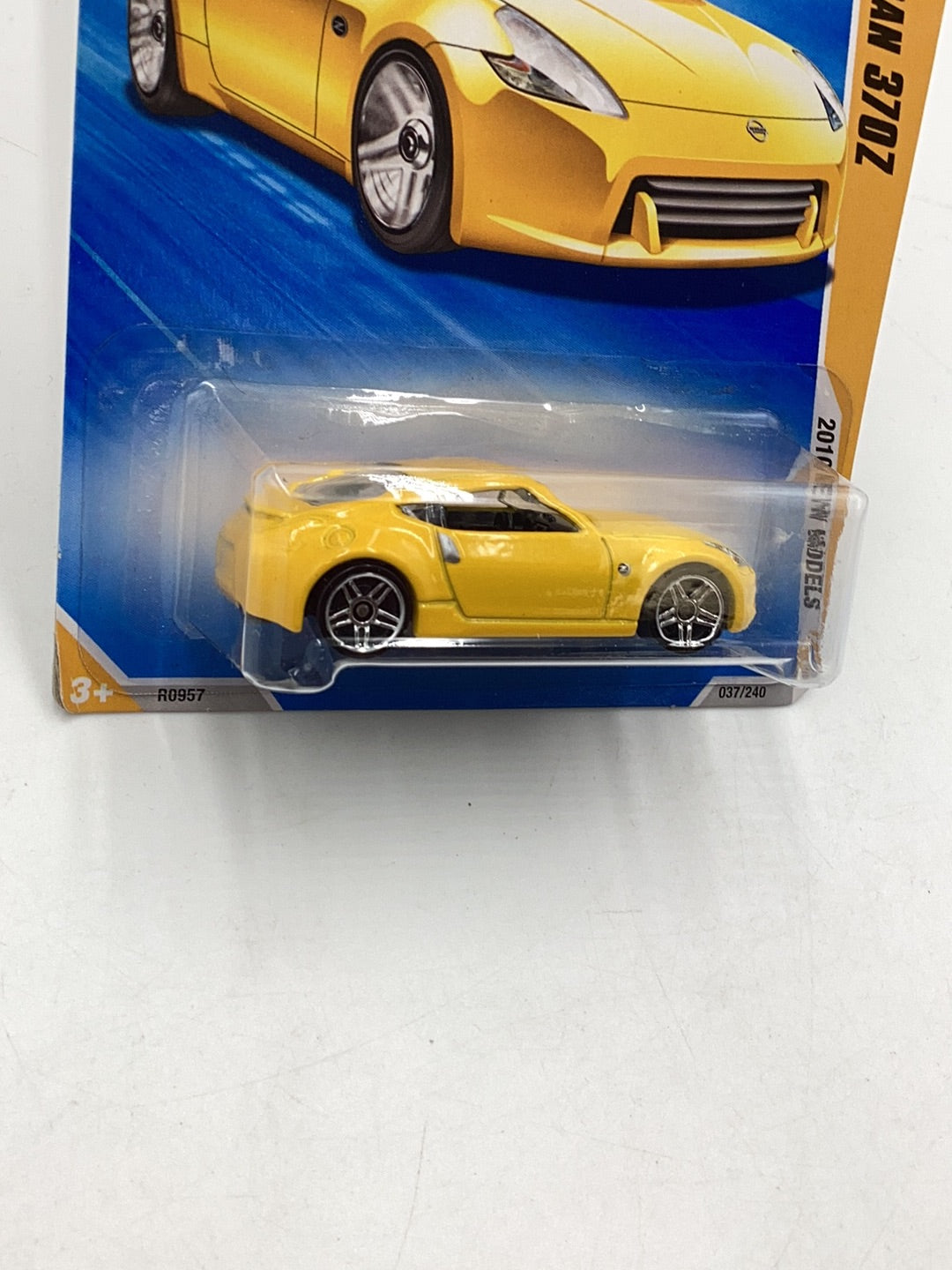 2010 Hot wheels new models #37 Nissan 370Z yellow 97B