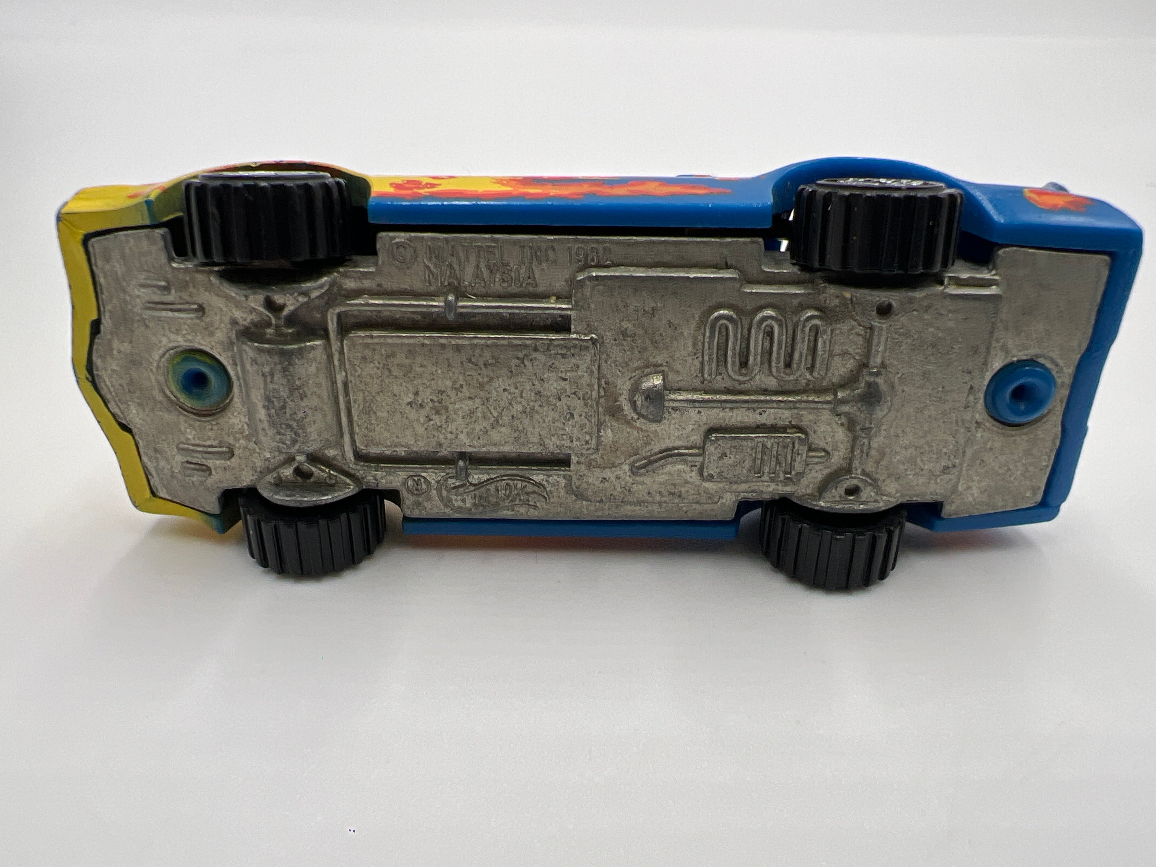 Hot Wheels 1/64 Blackwall Criss Cross Crash Set Camaro Z28 Blue