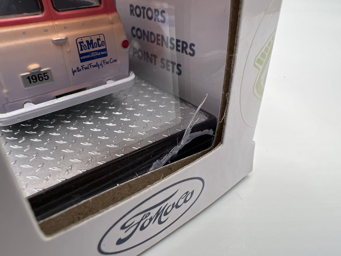 M2 Machines Target Exclusive FoMoCo 1965 Ford Econoline Display Van S102