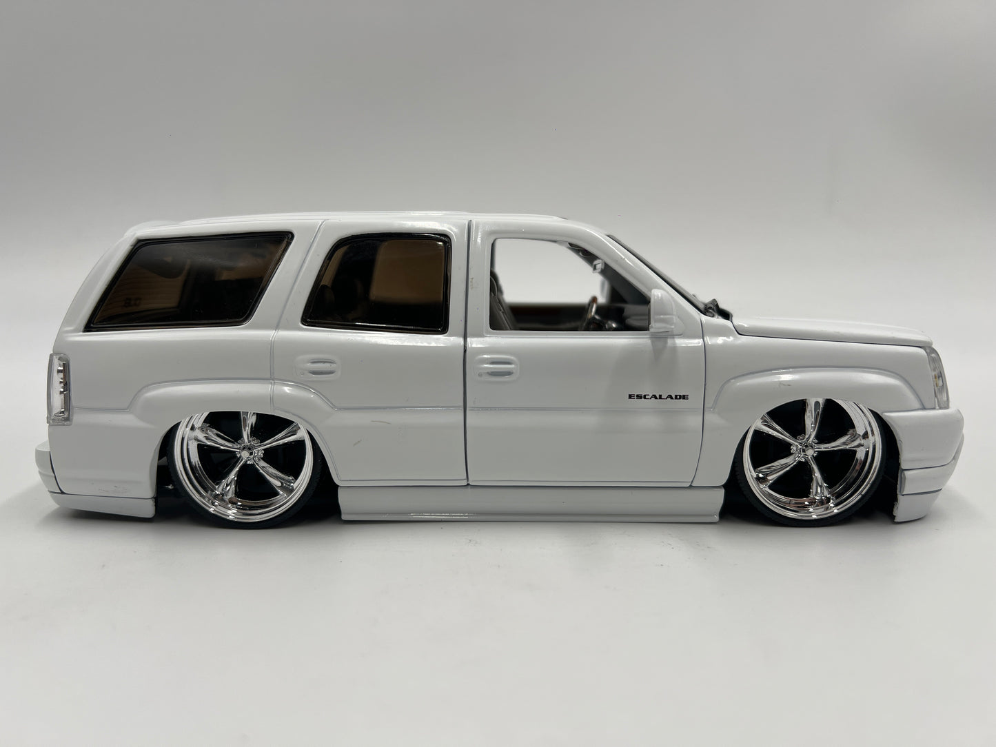 Jada 1/24 Scale Dub City 2002 Cadillac Escalade White Loose