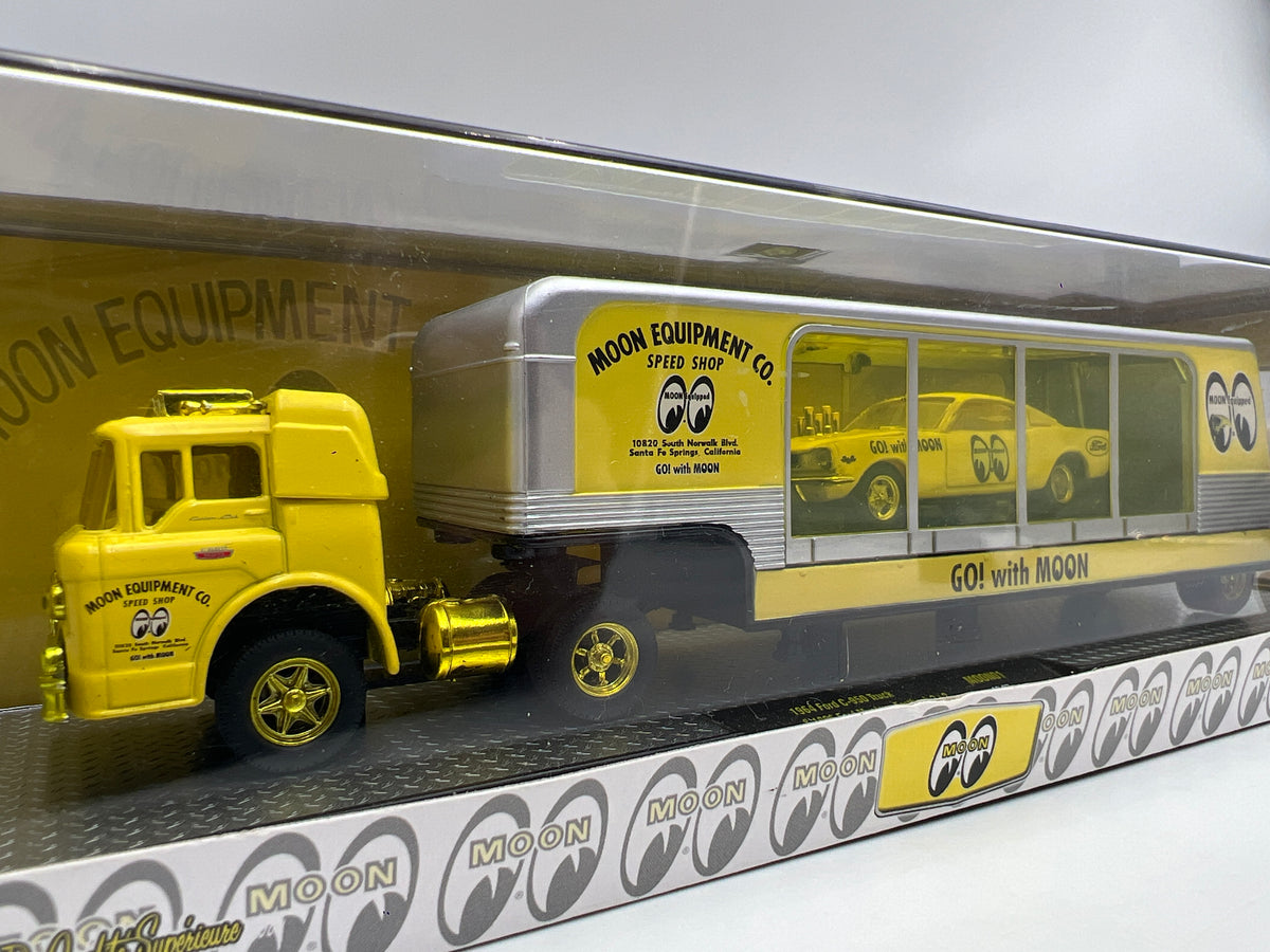 M2 Machines MOON01 CHASE Mooneyes 1964 Ford C-950 Truck & 1966 Mustang Fastback 2+2