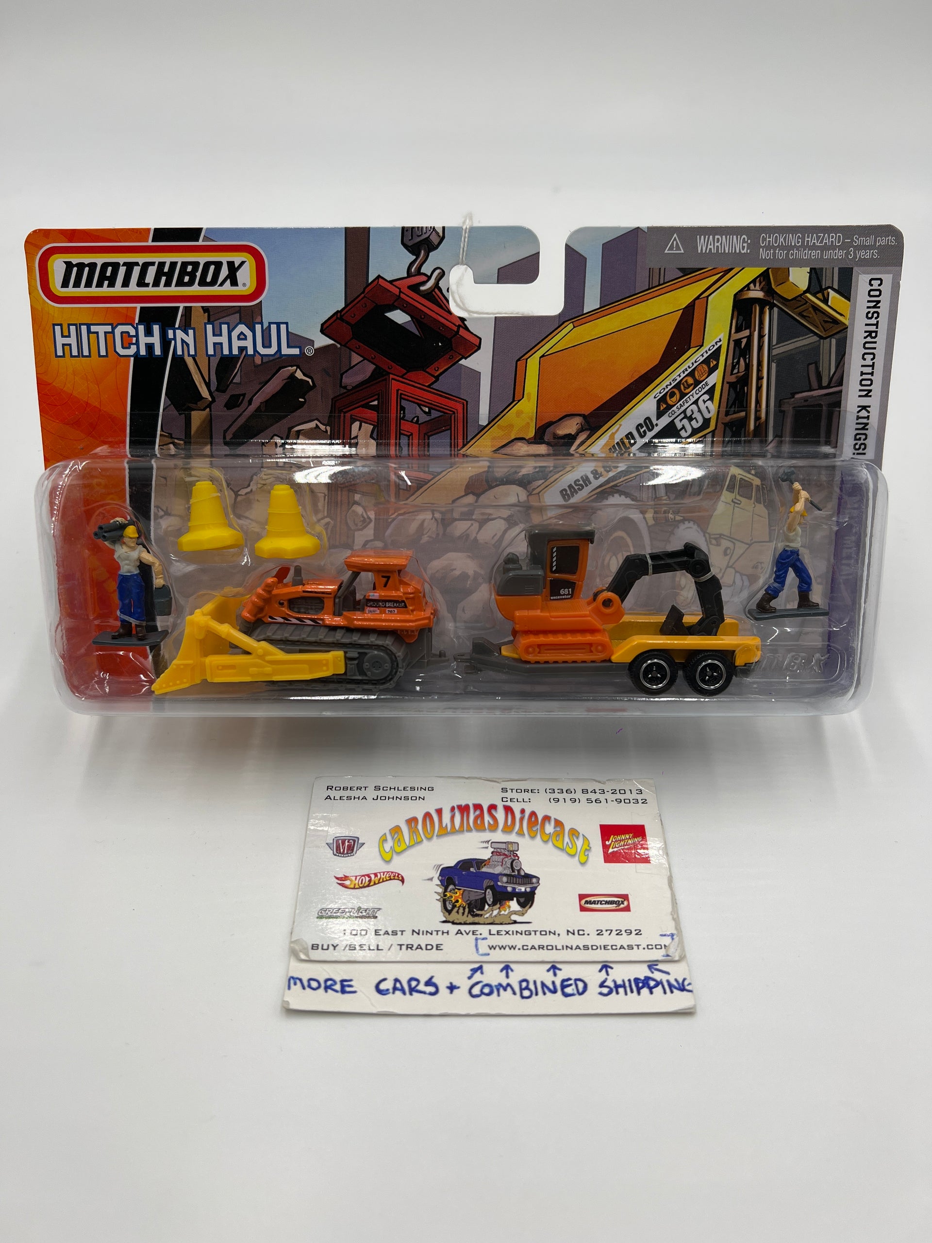 Matchbox Hitch & Haul MBX Construction Zone 2/8 - Set Cantiere Con Rimorchio Cemento E Figure, Colori Blu/Giallo