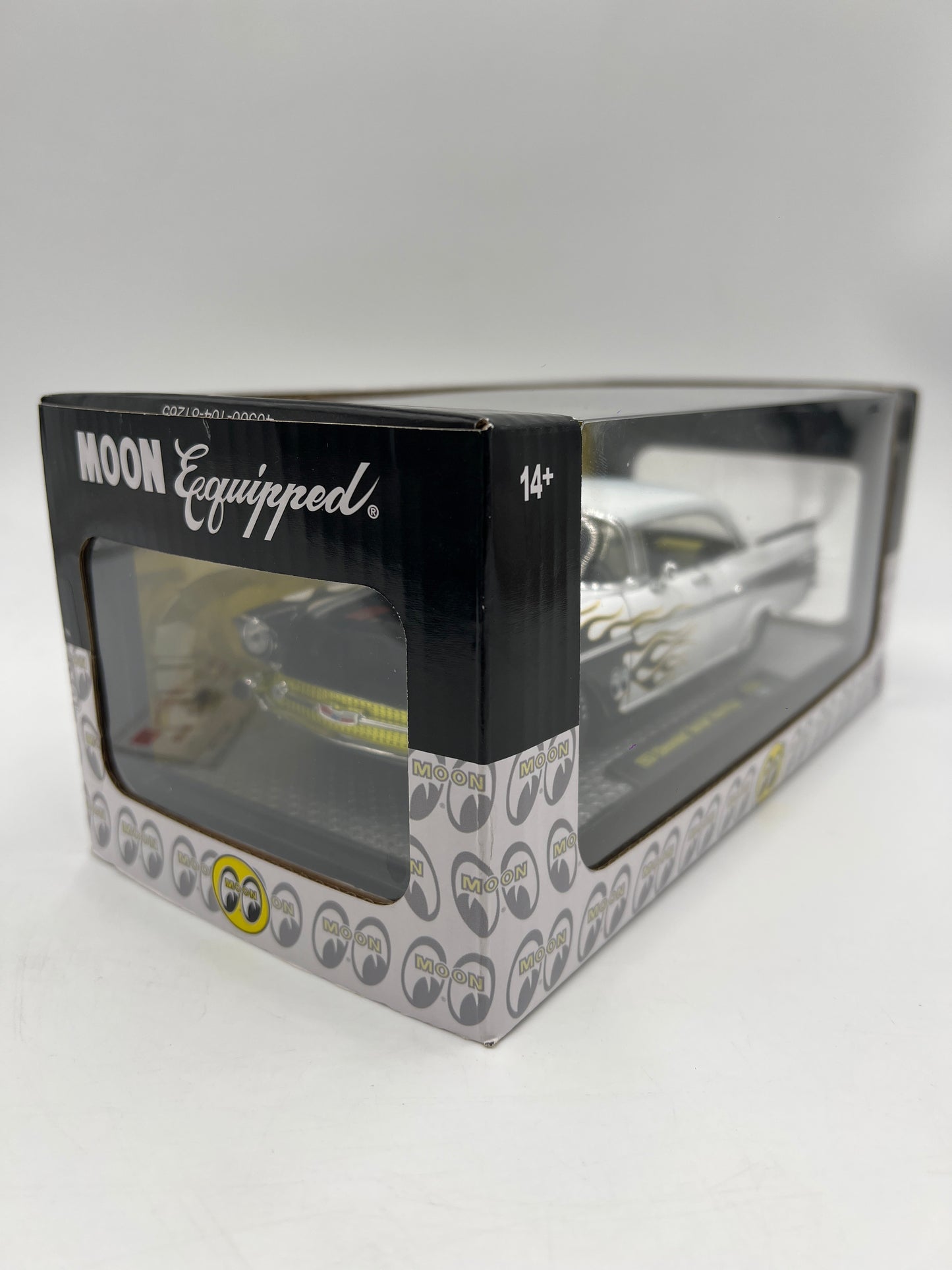 M2 Machines 1/24 Moon Equipped 1957 Chevrolet Bel Air Hardtop Mooneyes White R104 Cracked Blister
