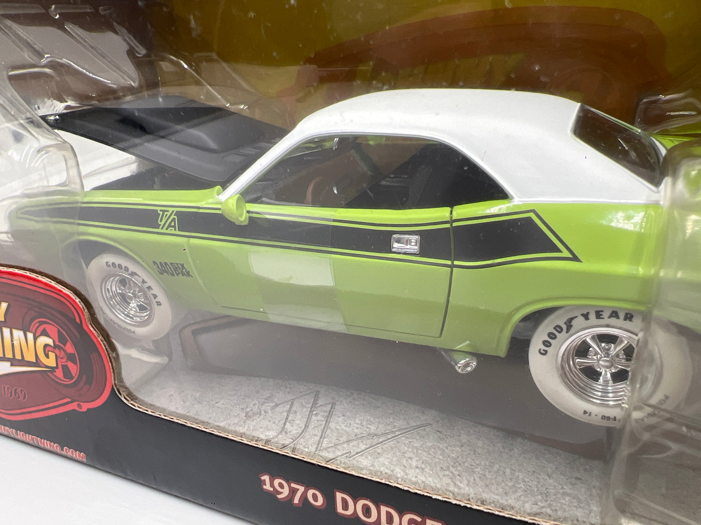 Johnny Lightning 1:24 Scale White Lightning Chase 1970 Dodge Challenger T/A Green VHTF