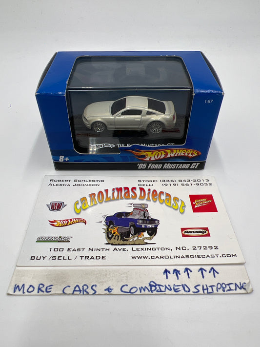 Hot Wheels 1:87 Scale 05 Ford Mustang GT White