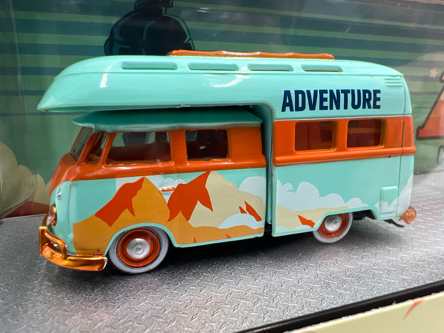 2025 M2 Machines Auto Haulers CHASE 1959 VW Double Cab Truck USA Model & 1960 VW Delivery Van & Trailer R85