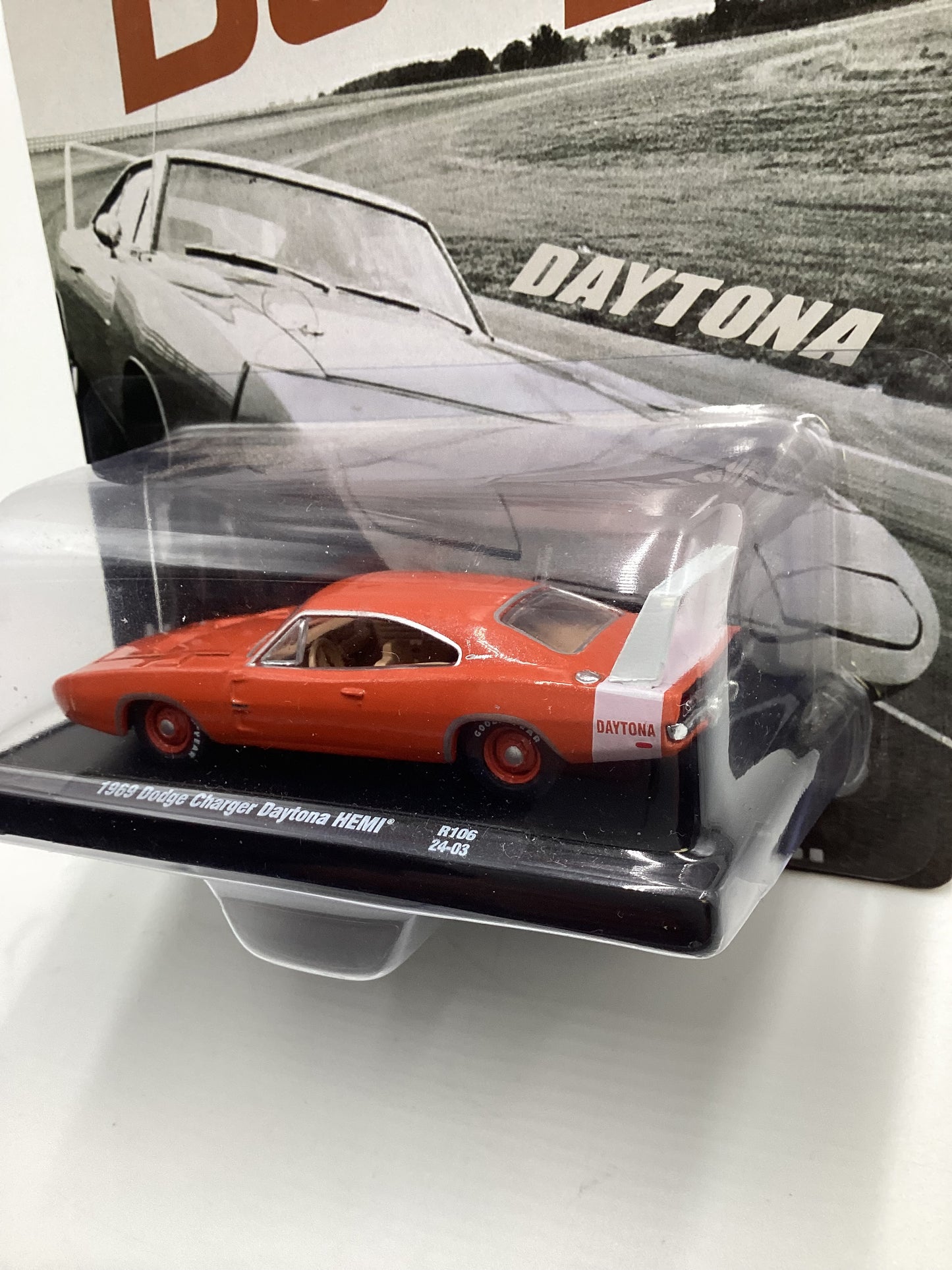 M2 Machines Auto Driver Dodge 1969 Dodge Charger Daytona Hemi Orange R106 192B