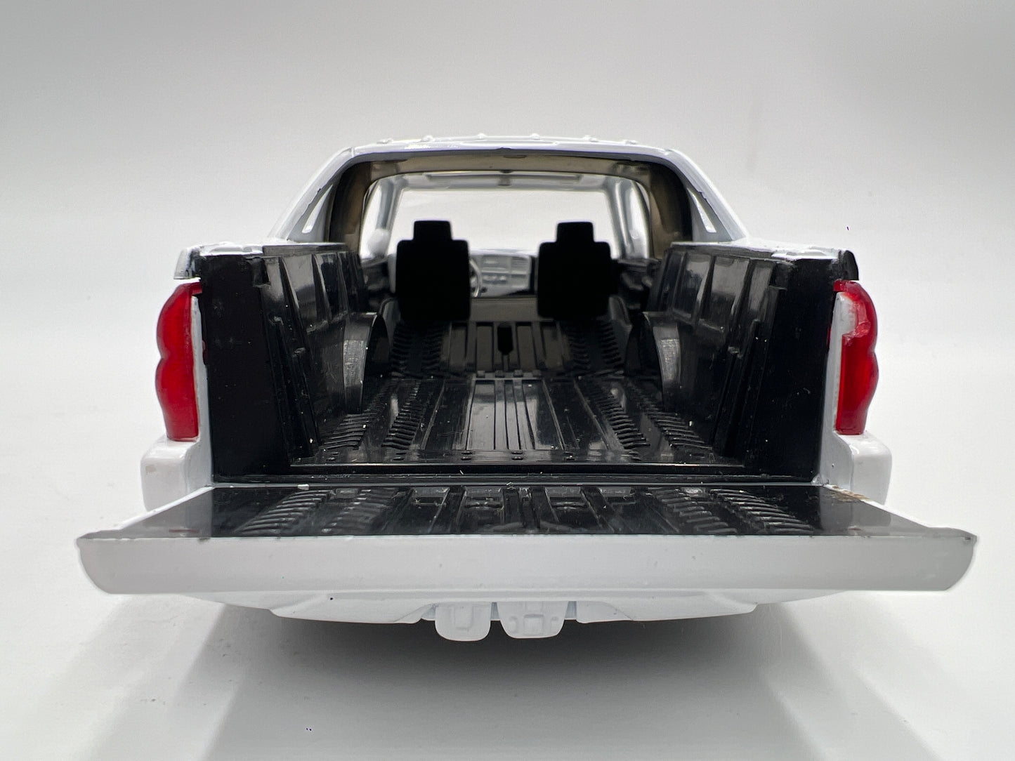 Jada 1/24 Scale Dub City 2001 Chevrolet Avalanche White Loose FOR PARTS