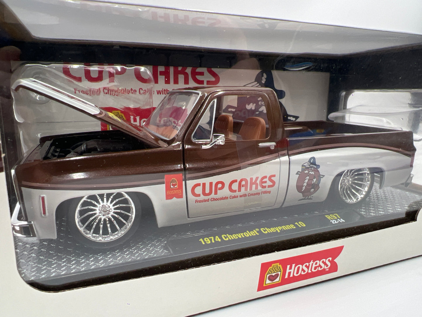 M2 Machines 1/24 Hostess 1974 Chevrolet Cheyenne 10 Cup Cakes Brown R97