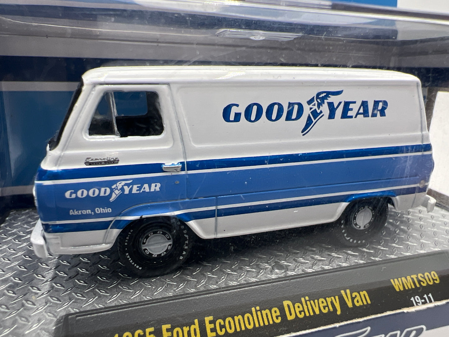 M2 Machines Walmart Exclusive Goodyear 1965 Ford Econoline Delivery Van White/Blue WMTS09