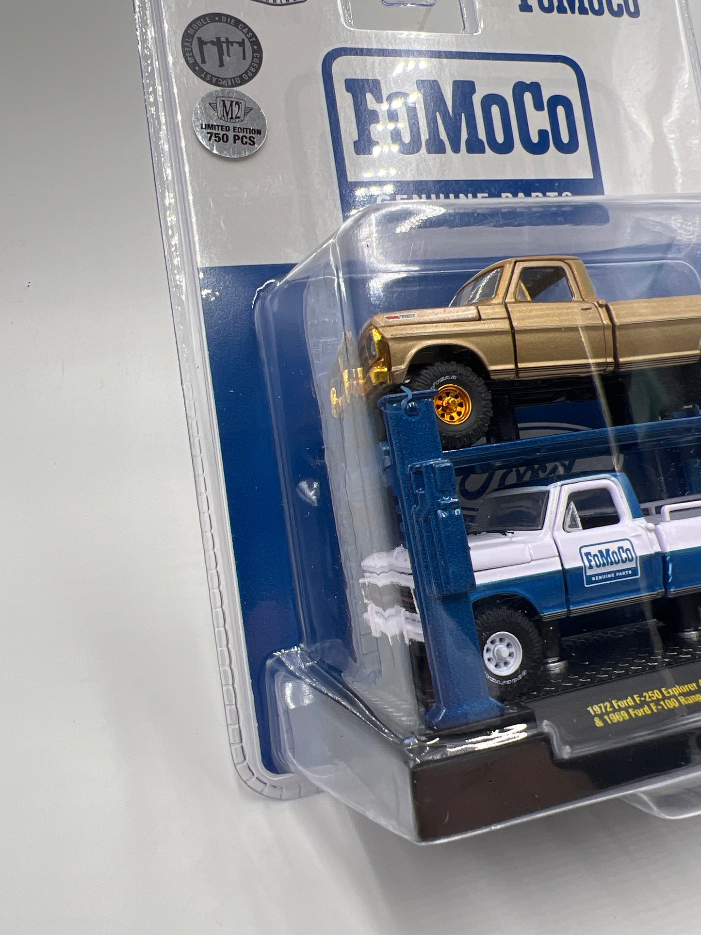 M2 Machines Auto-Lift 2 Pack CHASE FoMoCo 1972 Ford F-250 Explorer 4x4 & 1969 Ford F-100 Ranger 4x4 R20