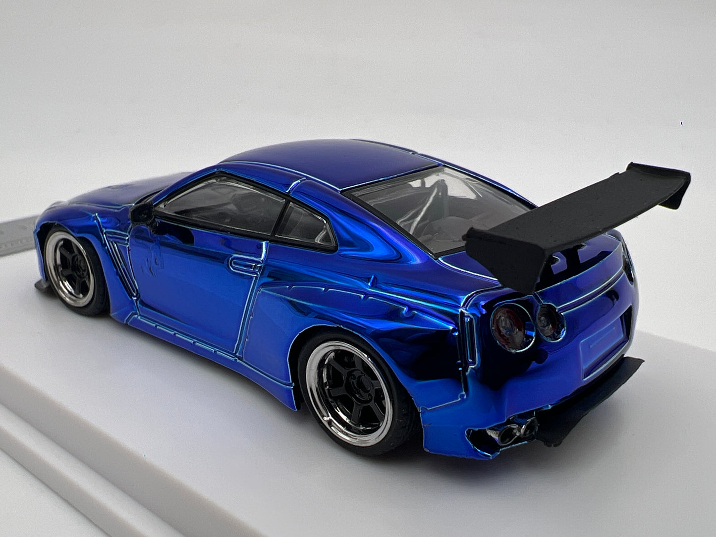 LMLF Models 1/64 #143/499 Nissan GT-R Skyline Chrome Blue Cracked Case