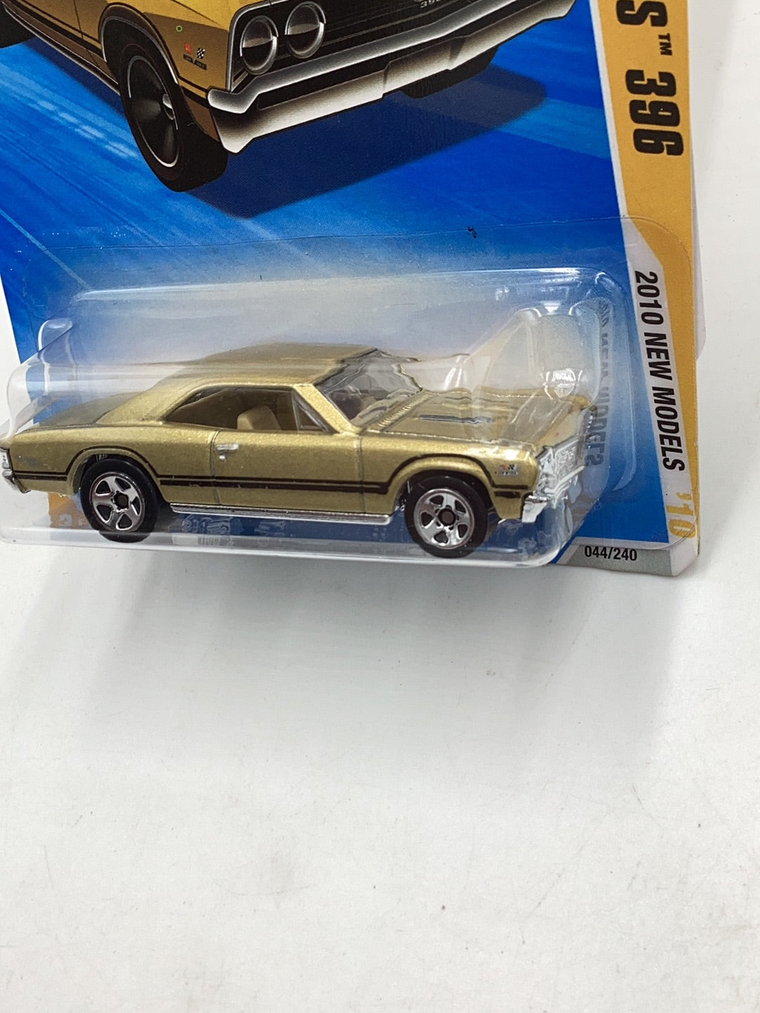 2010 Hot Wheels new models #44 67 Chevelle SS 396 gold 18C