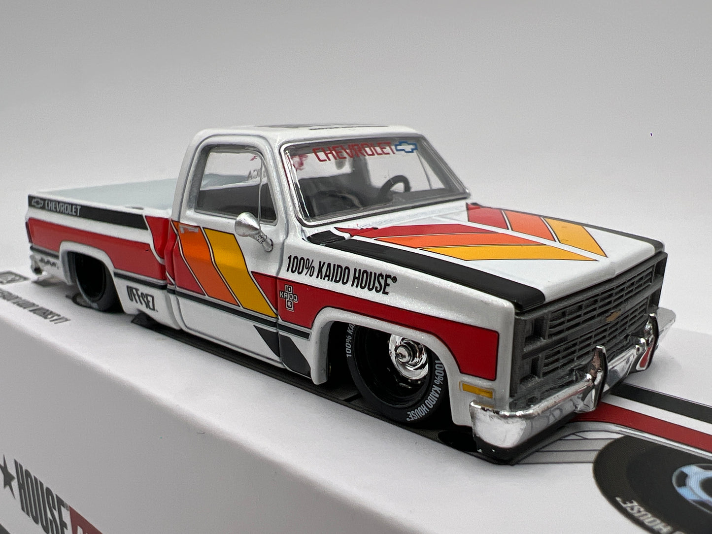 Mini GT x Kaido House #82 Chevrolet Silverado Kaido Works V1 White