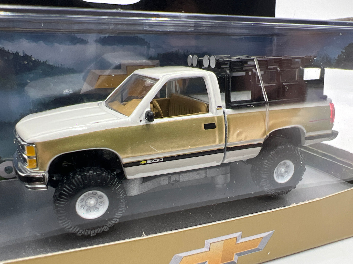2025 M2 Machines 1993 Chevrolet Silverado 1500 4x4 White/Gold R90