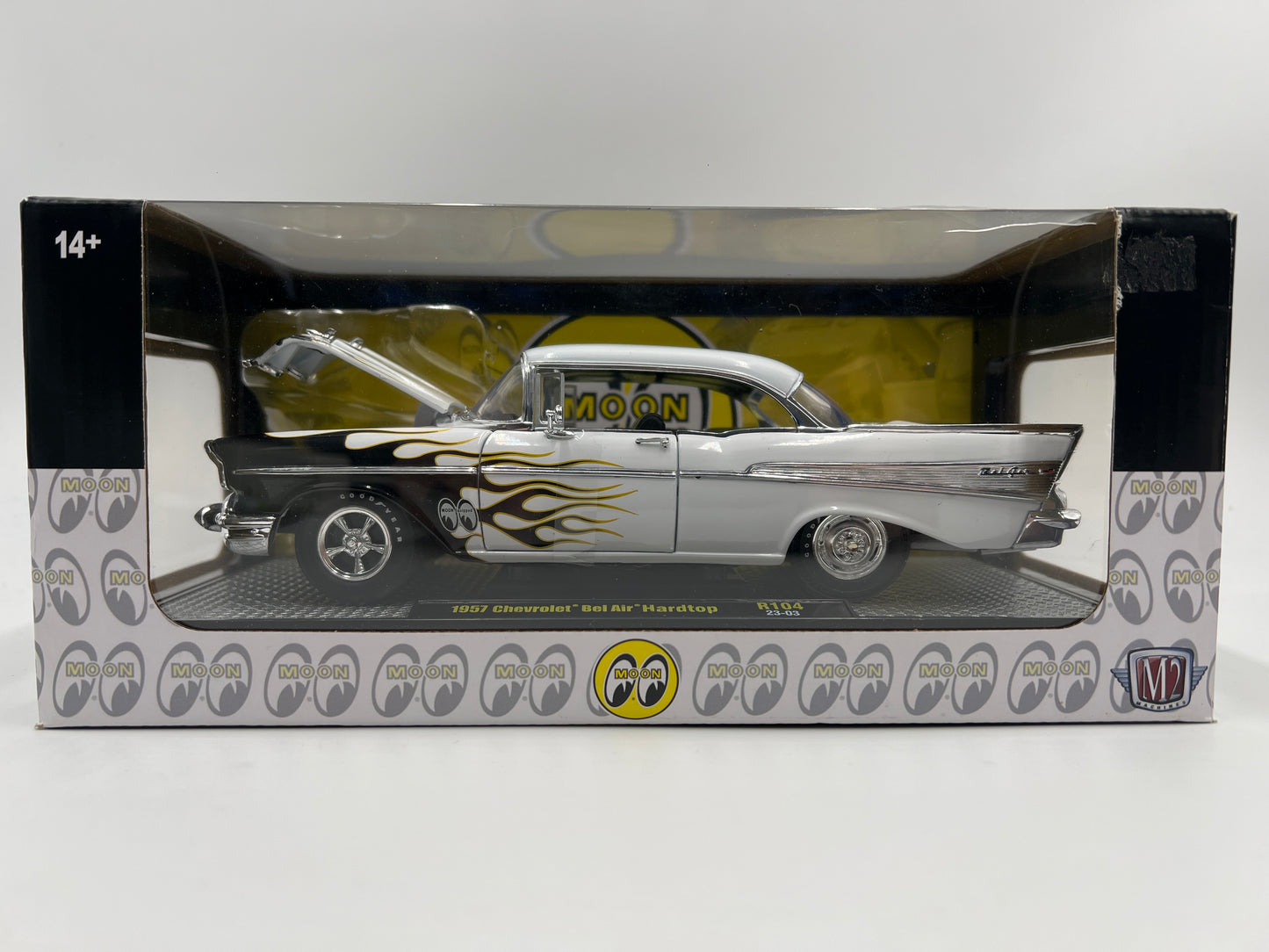 M2 Machines 1/24 Moon Equipped 1957 Chevrolet Bel Air Hardtop Mooneyes White R104 Cracked Blister