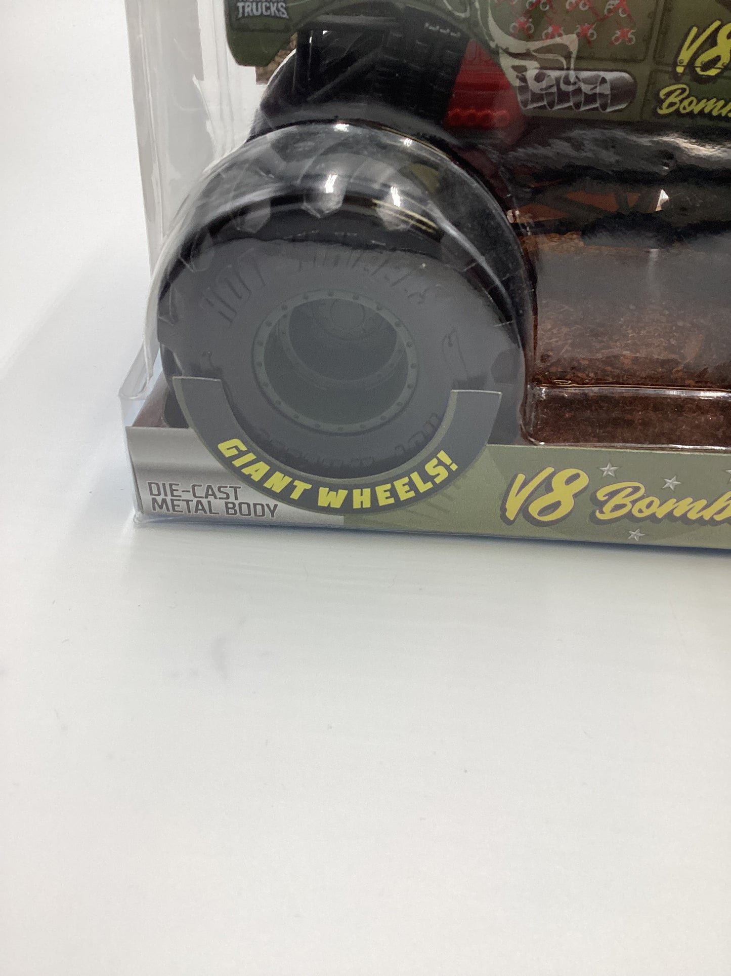 2020 Hot Wheels Monster Trucks Giant Wheels V8 Bomber
