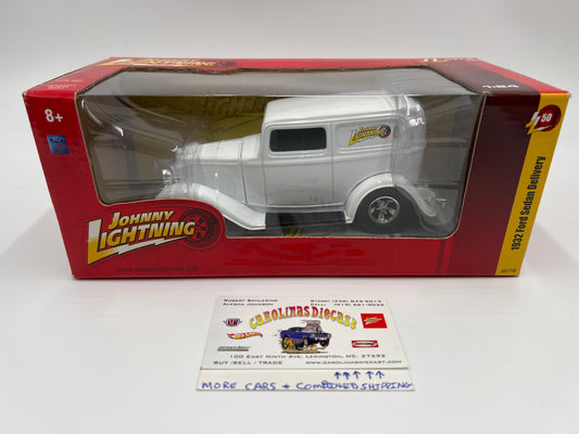 Johnny Lightning 1:24 Scale White Lightning Chase JL50 1932 Ford Sedan Delivery White VHTF