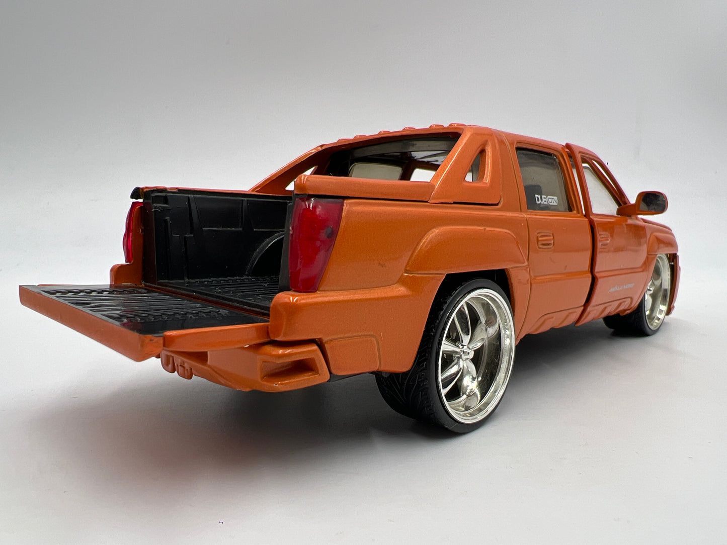 Jada 1/24 Scale Dub City 2001 Chevrolet Avalanche Orange Loose