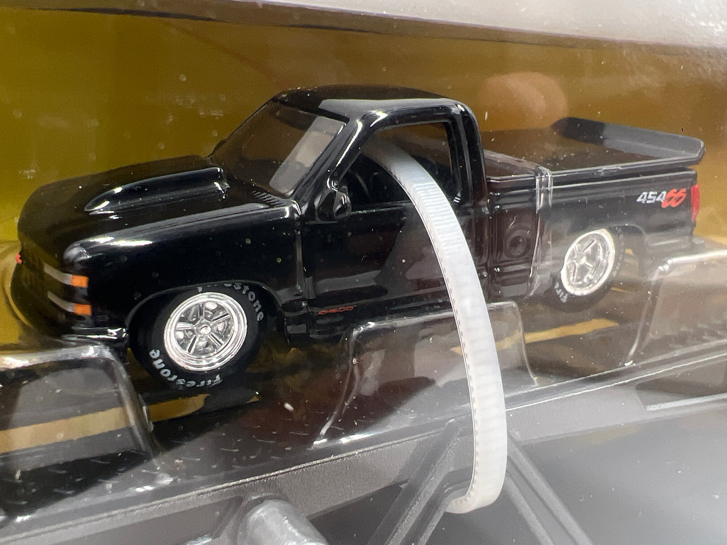 Maisto Design 1/64 Transporters Mack Anthem & 1993 Chevrolet 454 SS Pick-Up Black