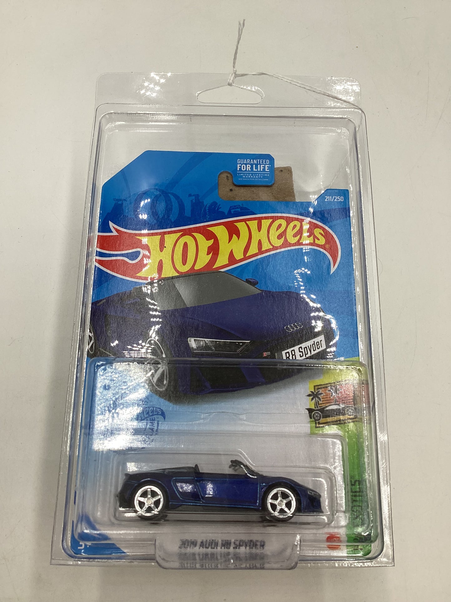 2019 Hot wheels #211 Super treasure hunt 2019 Audi R8 Spyder W/Protector