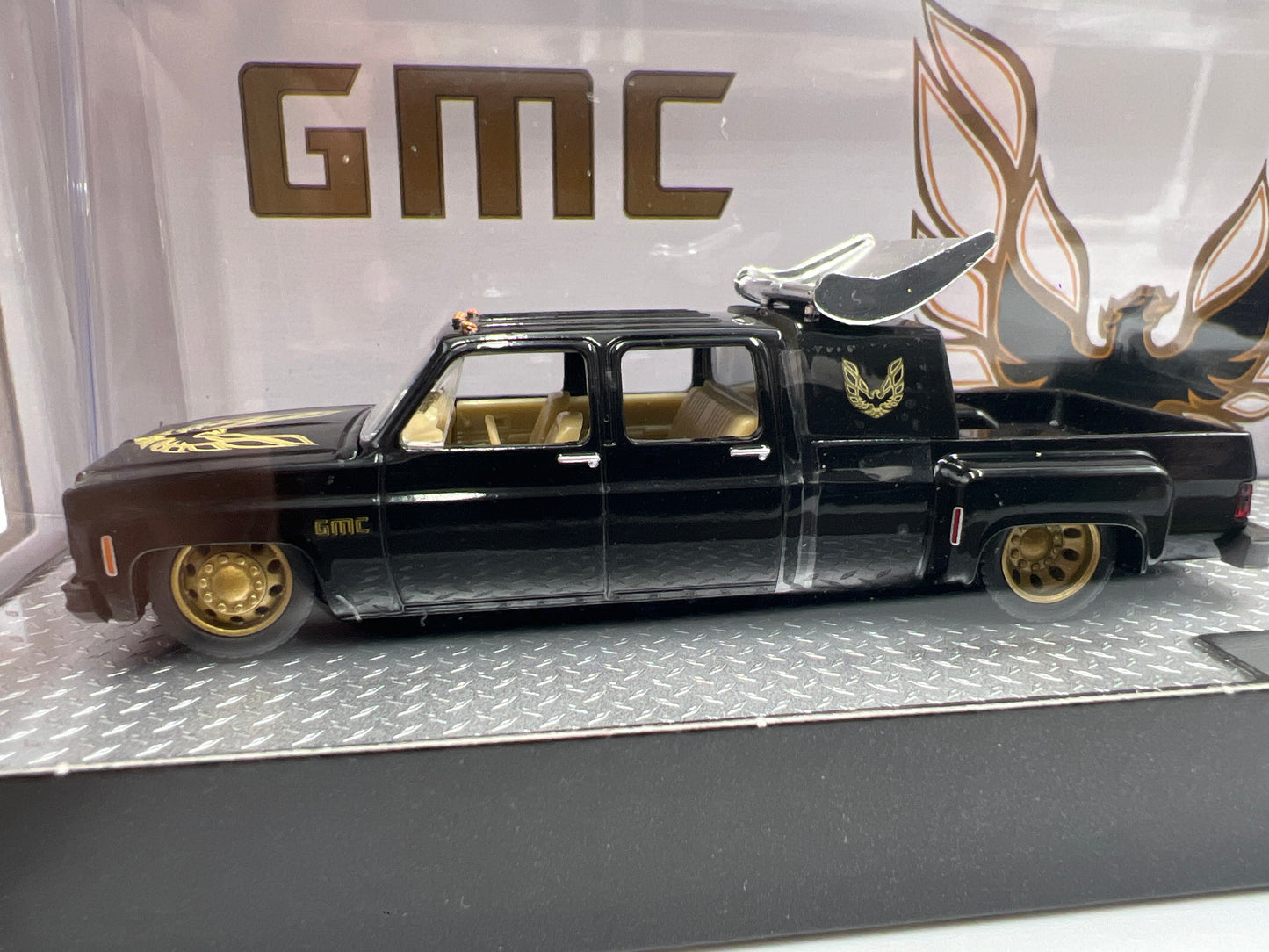 M2 Machines Auto Haulers GMC 1976 GMC Sierra 3500 / Grande 15 Custom Black R81