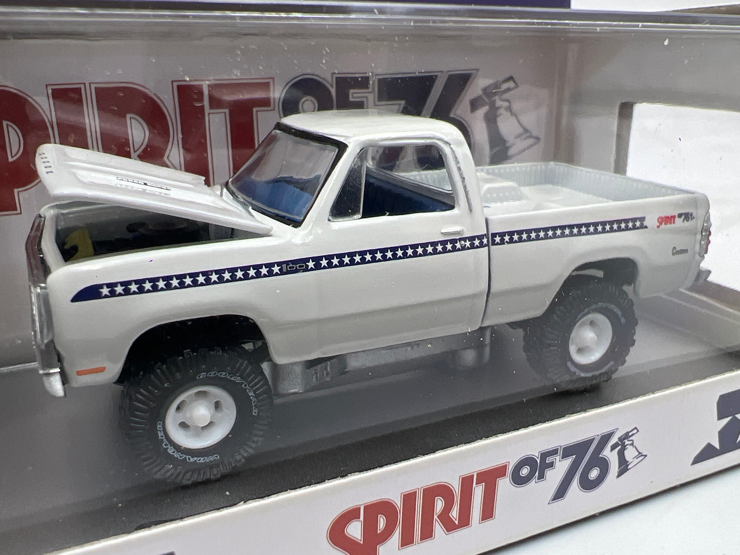 2026 M2 Machines WMTS24 Walmart Exclusive 1976 Dodge D100 Bicentennial White