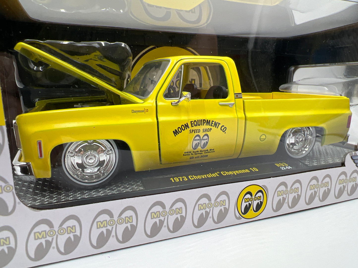 M2 Machines 1/24 Moon Equipped 1973 Chevrolet Cheyenne 10 Mooneyes Yellow R93