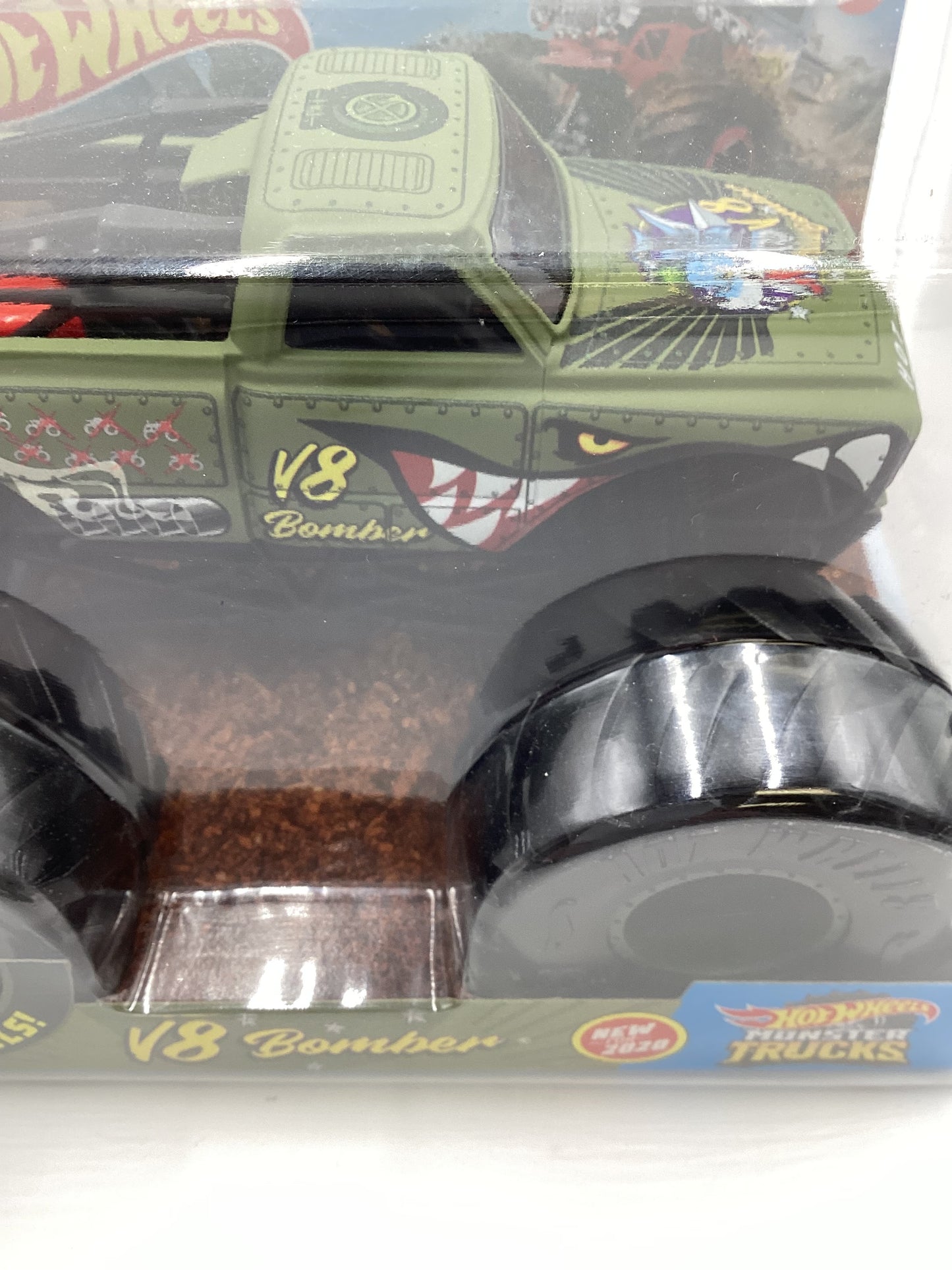 2020 Hot Wheels Monster Trucks Giant Wheels V8 Bomber