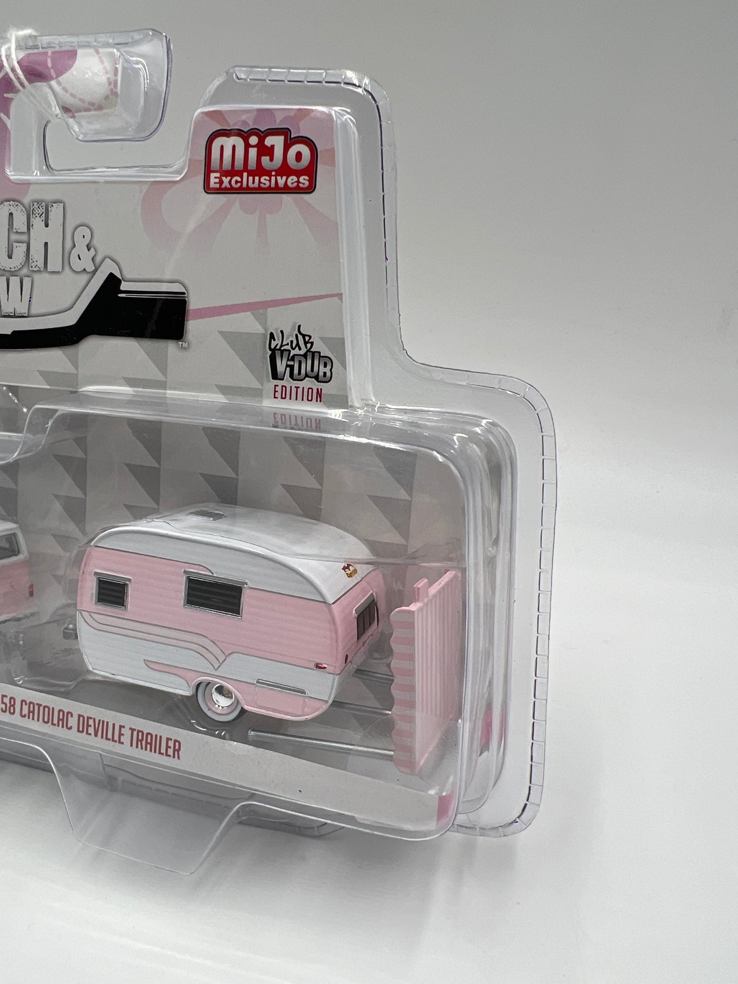 Greenlight Mijo Exclusives Hitch & Tow 1974 Volkswagen Type 2 T2 And 1958 Catolac Deville Trailer Pink VHTF